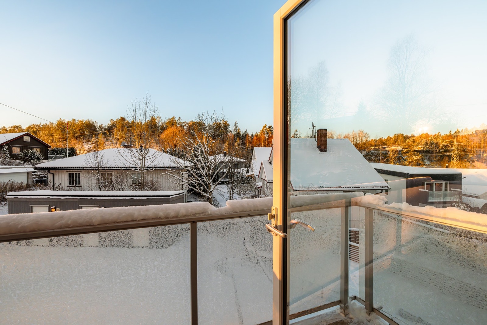 På sommerstid vil uteplassen oppleves som en ekstra stue, hvor balkongdøren for det meste vil stå åpen. Galleribilde