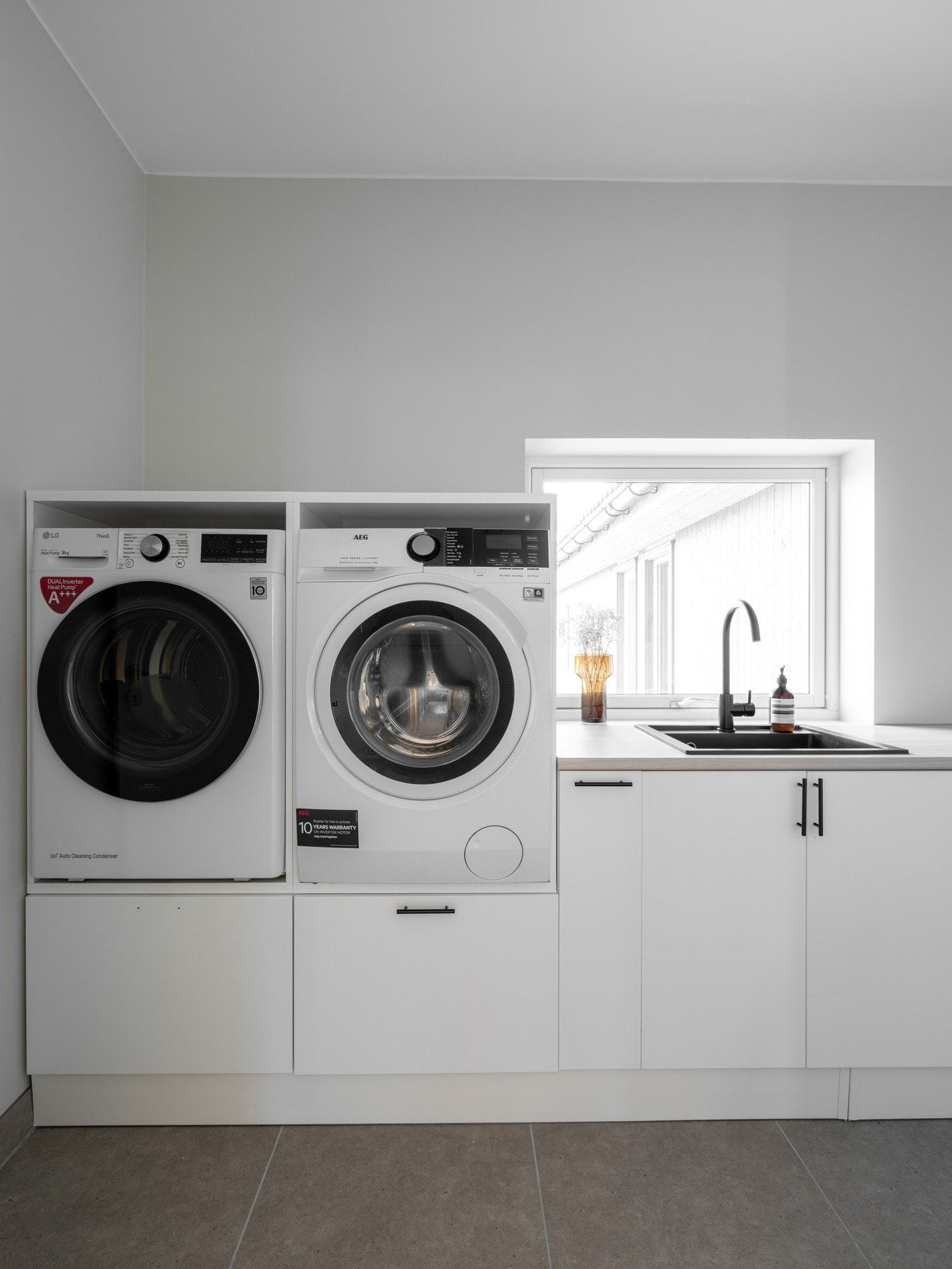 Rommet er innredet med en god benkeplate, mye skapplass og nedfelt vaskekum. Videre er det opplegg for vaskemaskin og plass til tørketrommel. Galleribilde