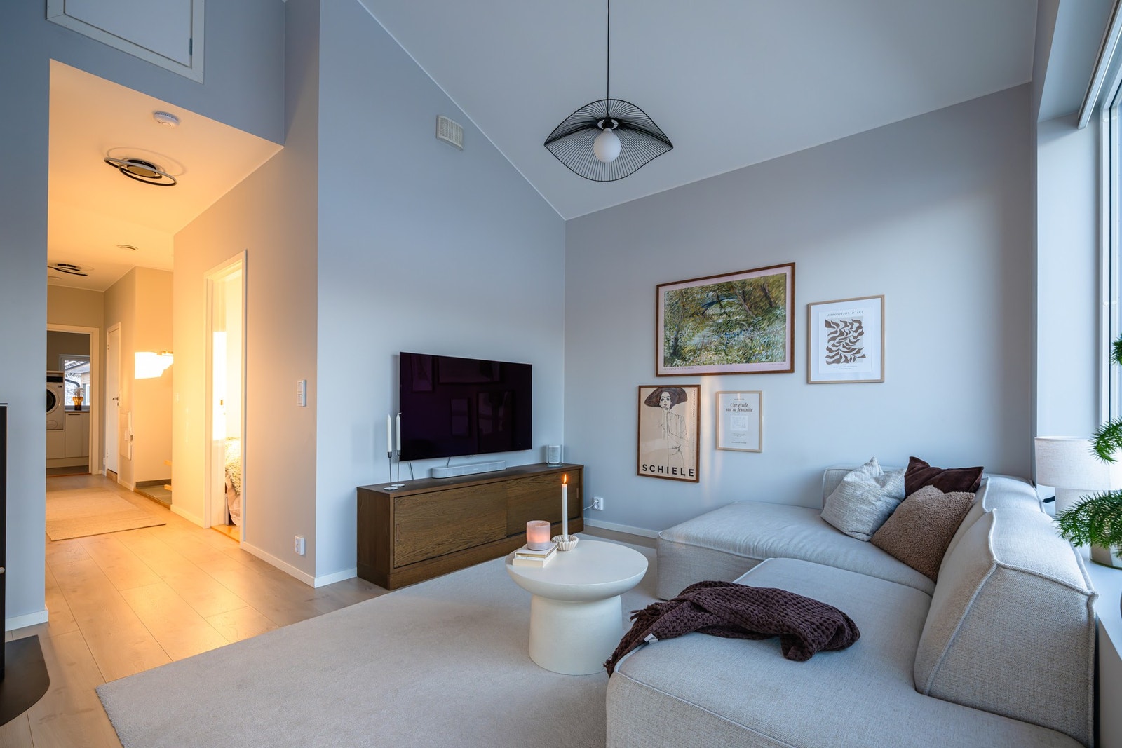 Rommet har lysmalte overflater og laminat på gulv. Galleribilde