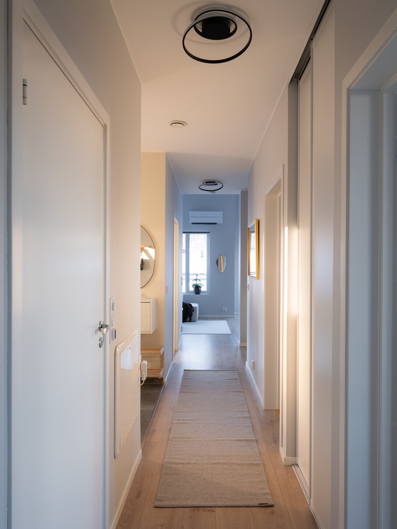 Plassbygget skyvedørsgarderobe gir god plass til yttertøyet. Galleribilde