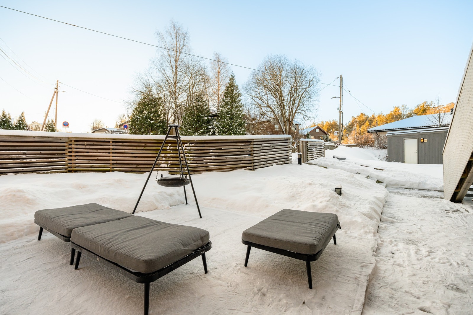 Nedenfor boligen har du også tilgang til en herlig markterrasse på ca. 22 kvm samt hage som er seksjonert som tilleggsdel. Galleribilde
