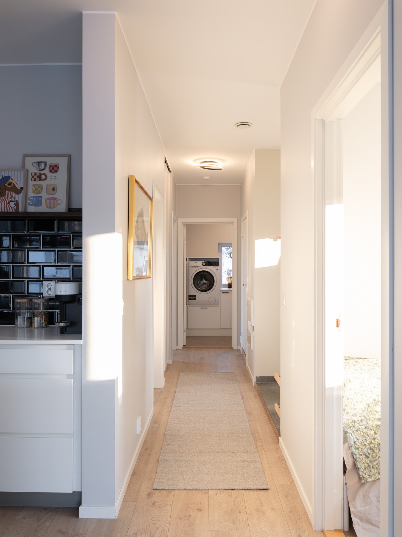 Hallen er knutepunktet til alle rommene i boligen. Galleribilde