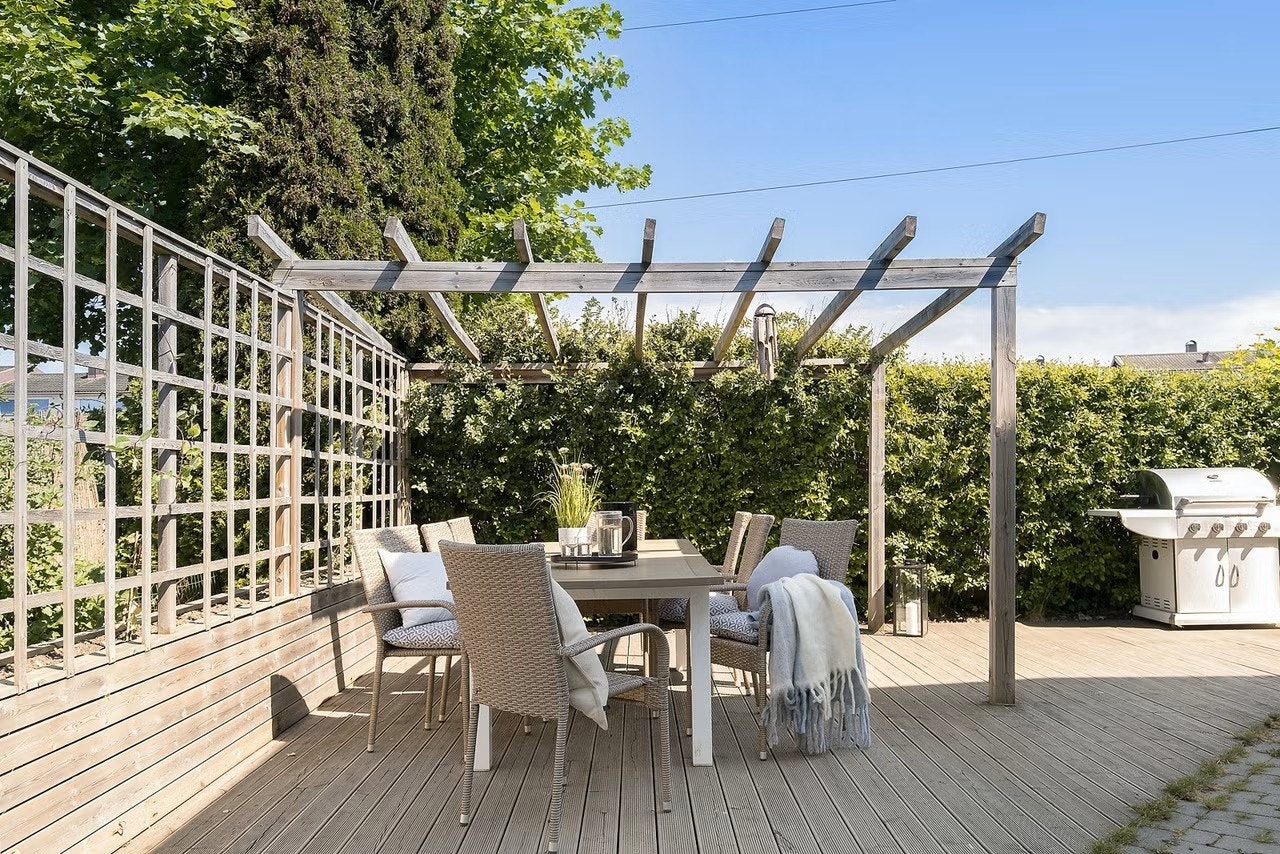 Her finner du også en egen terrasseplatting med pergola - et perfekt sted for hyggelige stunder og avslappende utendørsopphold. Galleribilde