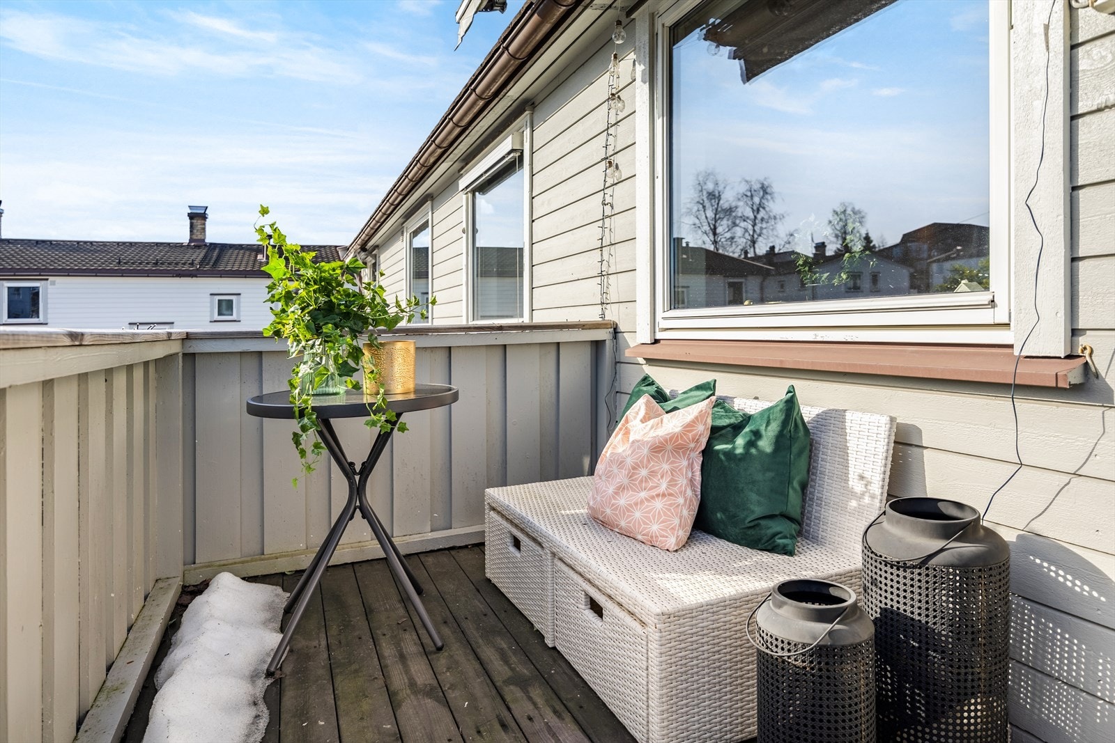 Balkongen blir en naturlig forlengelse av stuen på varme sommerdager. Galleribilde