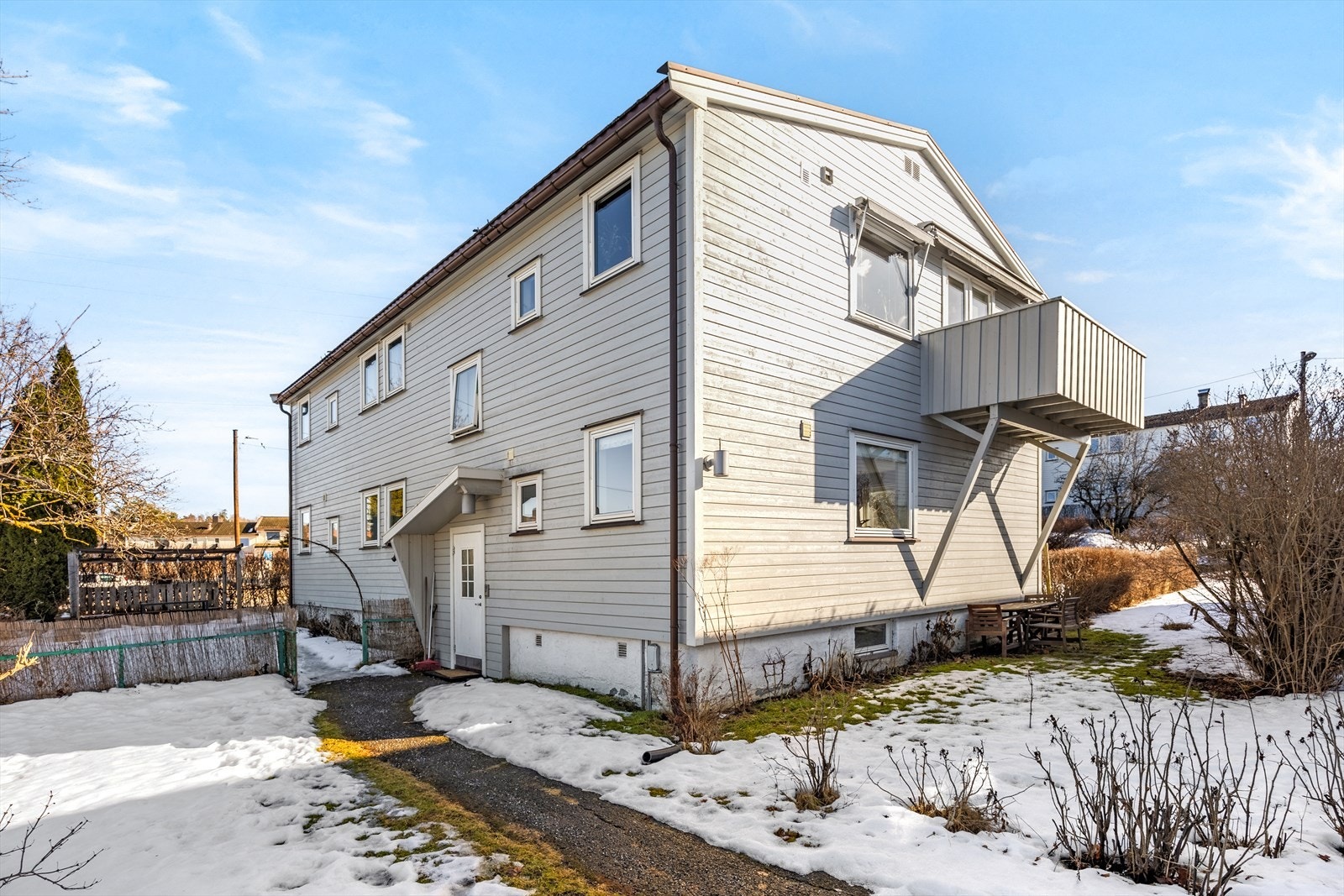 Eiendommen ligger i et svært barnevennlig område på Abildsø - et populært og etablert boligområde kjent for gode oppvekstvilkår. Galleribilde