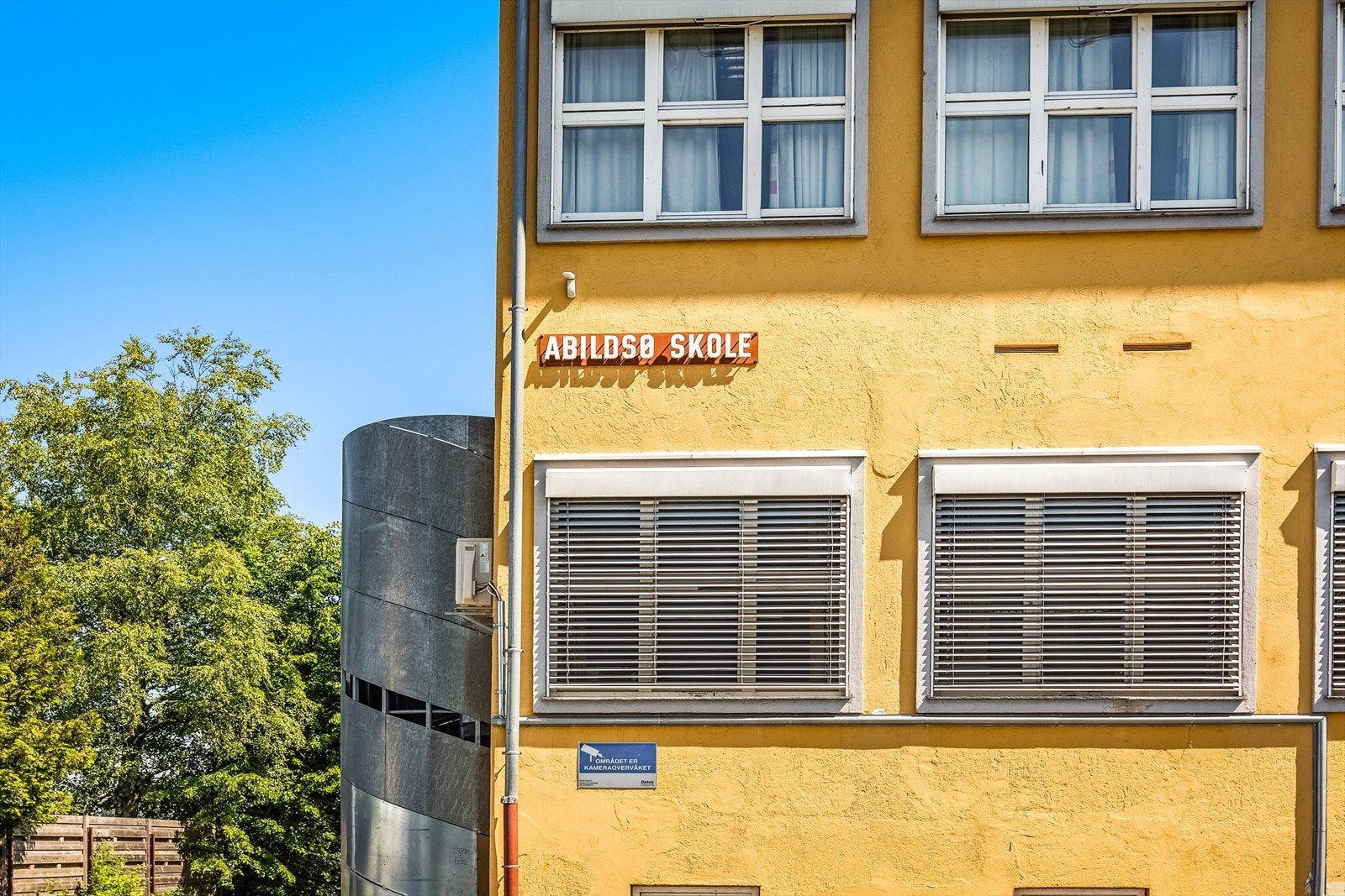 Det finnes flere barnehager i nærområdet, og det er kun ca. 4 minutters gange til den populære Abildsø skole. Galleribilde