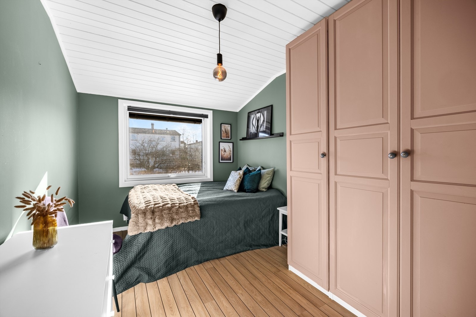 Leiligheten har tre soverom som gir fleksible innredningsmuligheter. Galleribilde