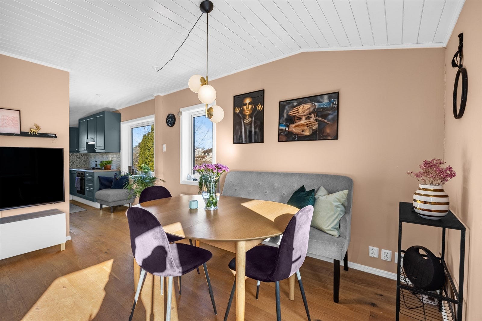 Spiseplassen får sin naturlige del av allrommet, med nærhet til både stue og kjøkken. Galleribilde