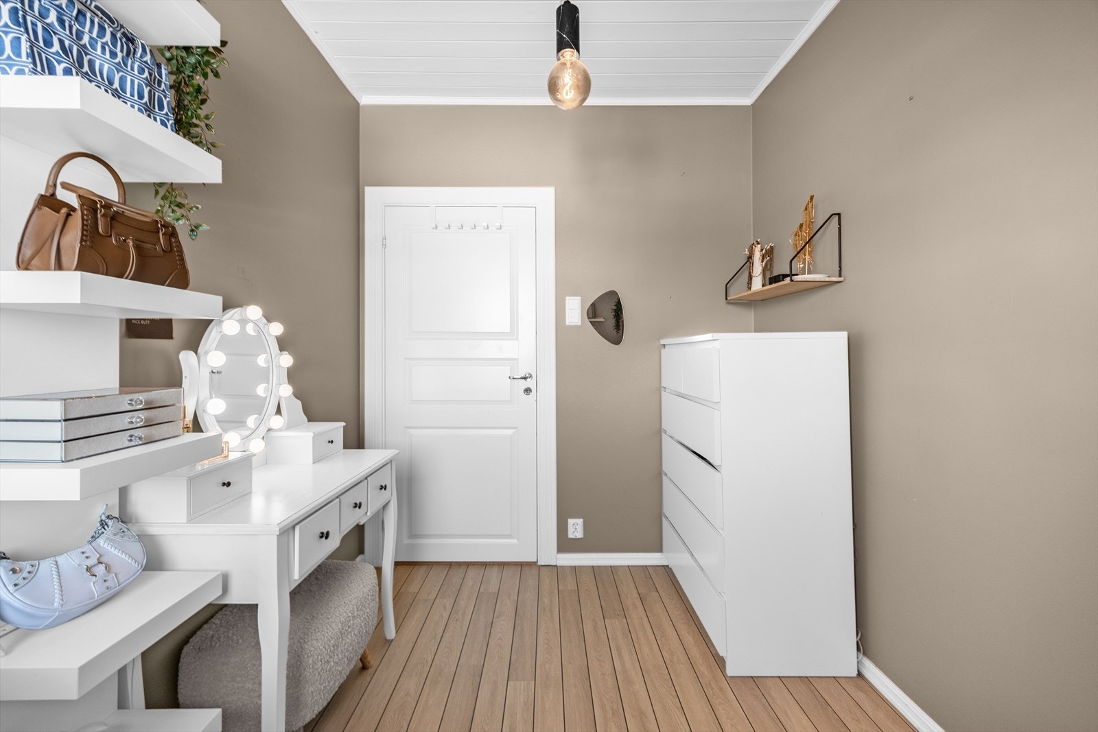 Soverommene har en god størrelse som gir plass til seng, nattbord og annet ønskelig møblement. Galleribilde