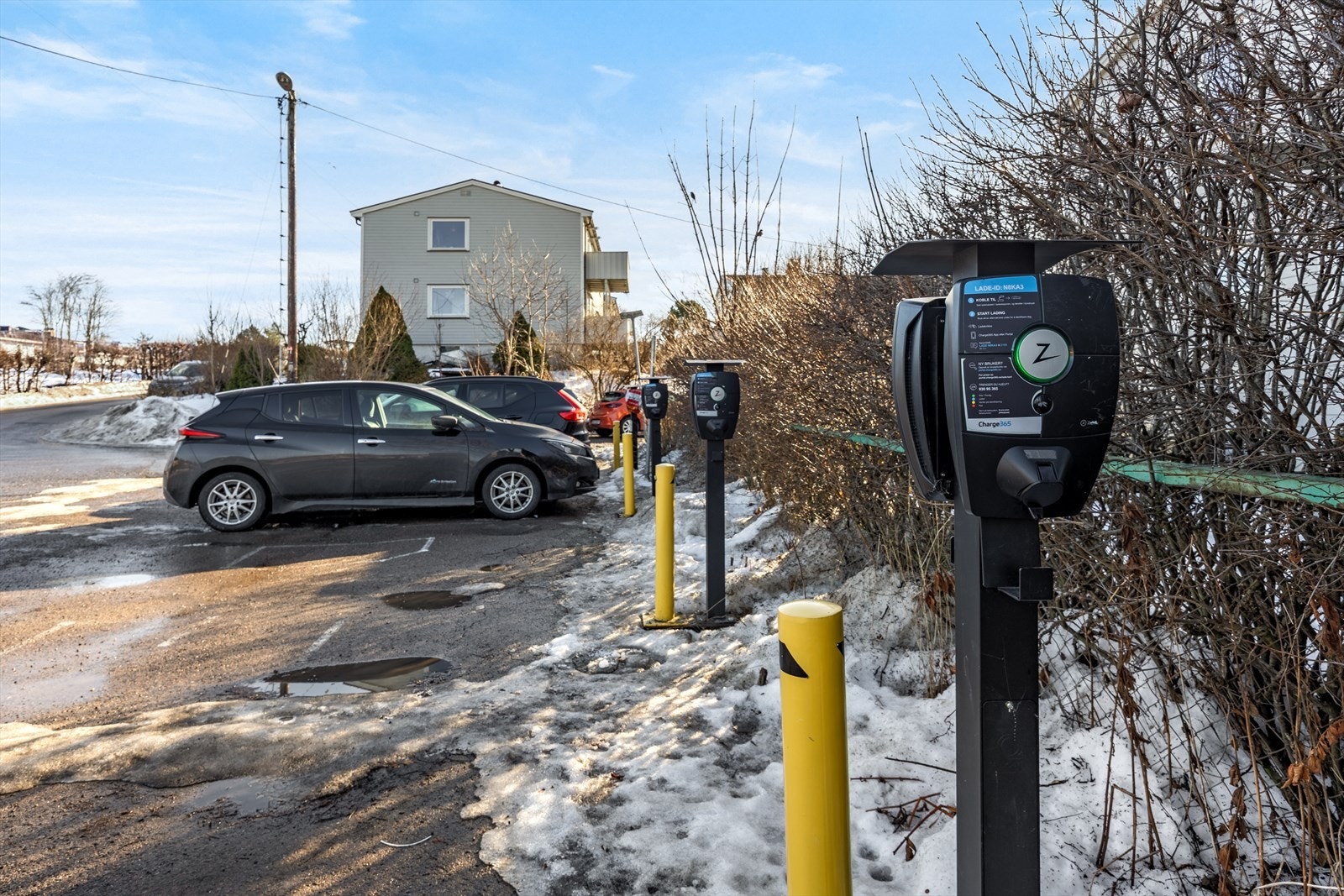 Gateparkering etter gjeldende regler. Sameielaget har 8 ladeplasser for ladende el-biler i krysset Svaneveien og Grågåsveien. Som beboer får du beboerpris. Galleribilde