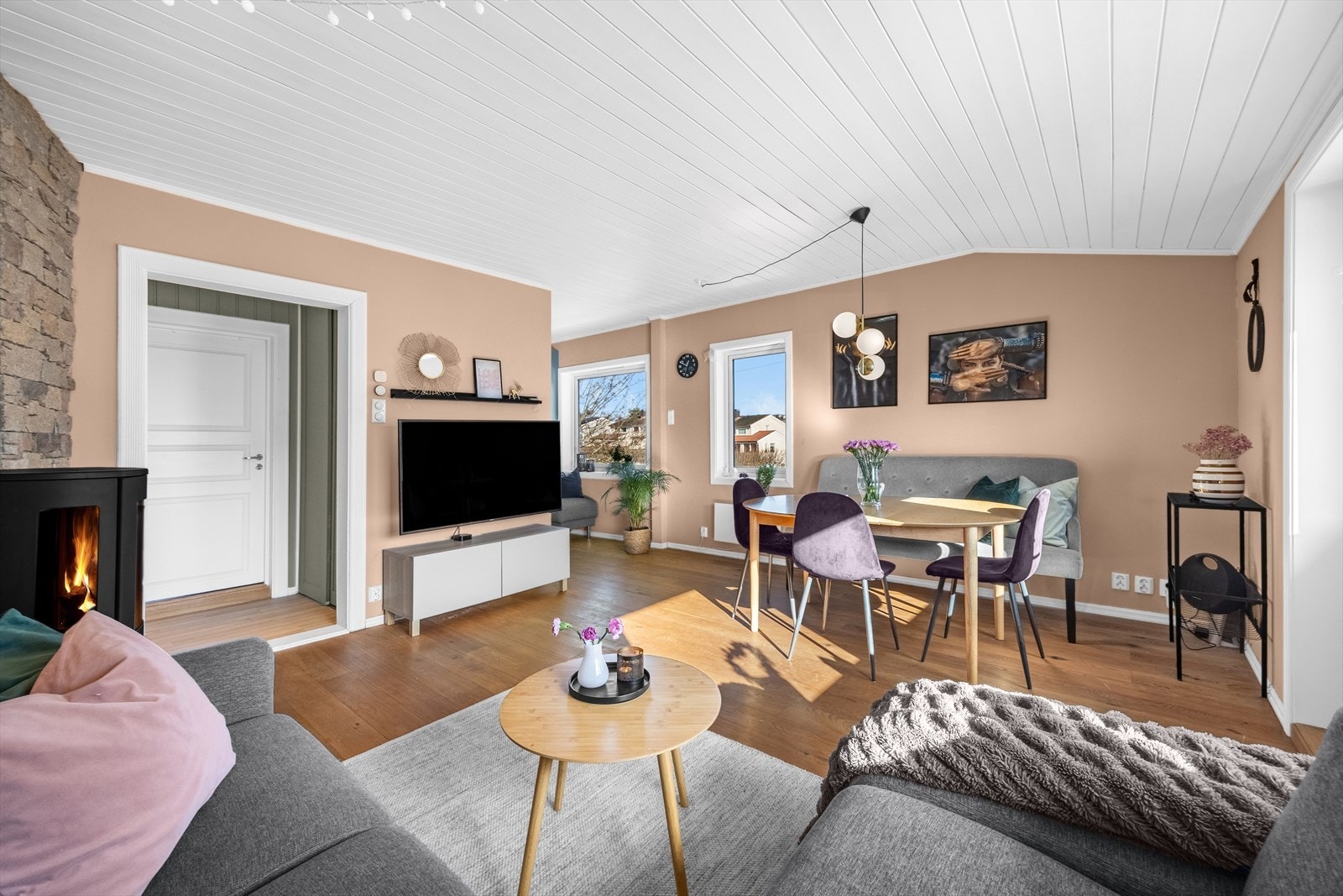 Stuen har god plass til både sofagruppe og spisebord, ideelt for sosiale sammenkomster. Galleribilde