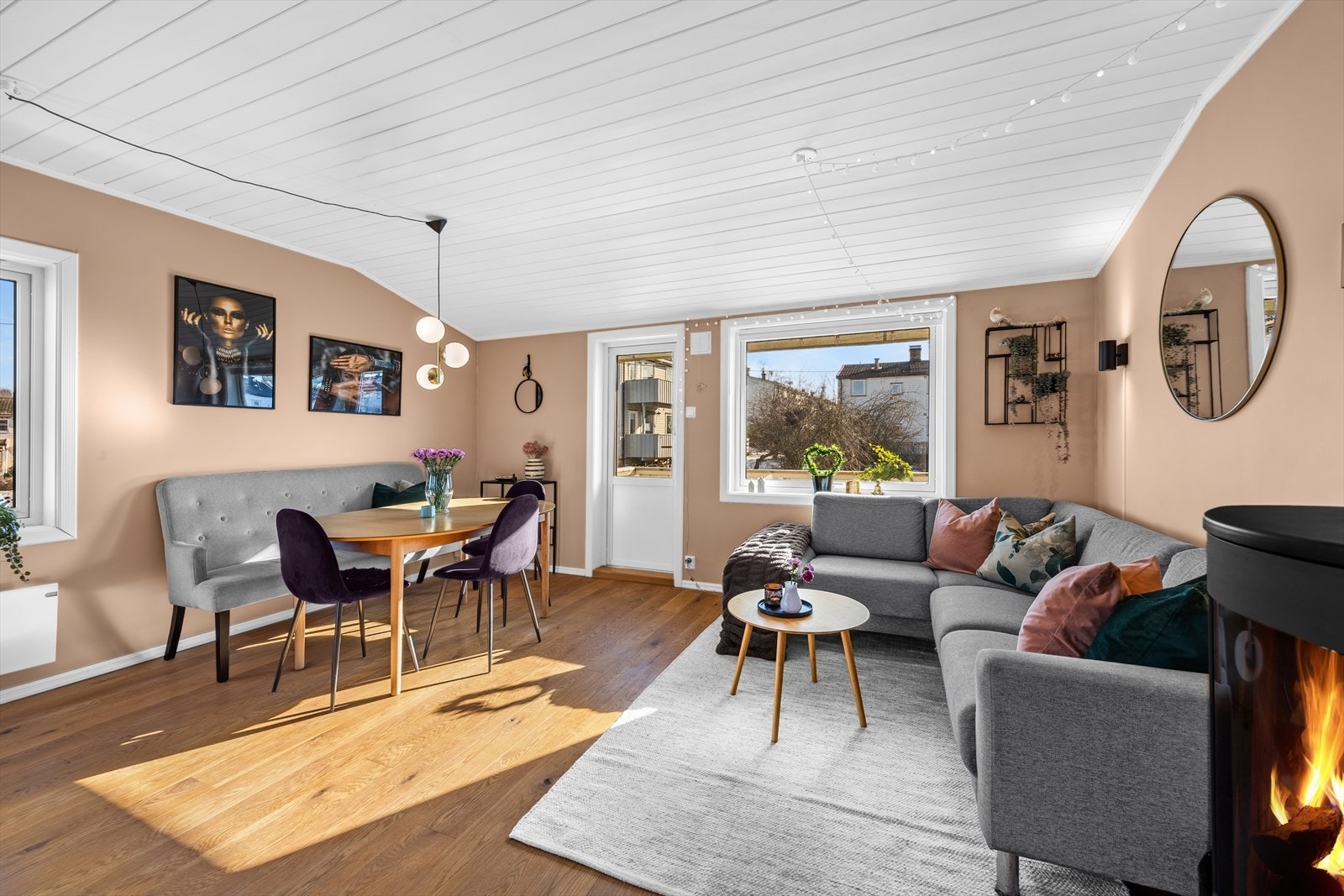 Den åpne løsningen mellom stue og kjøkken skaper et sosialt og luftig allrom. Galleribilde