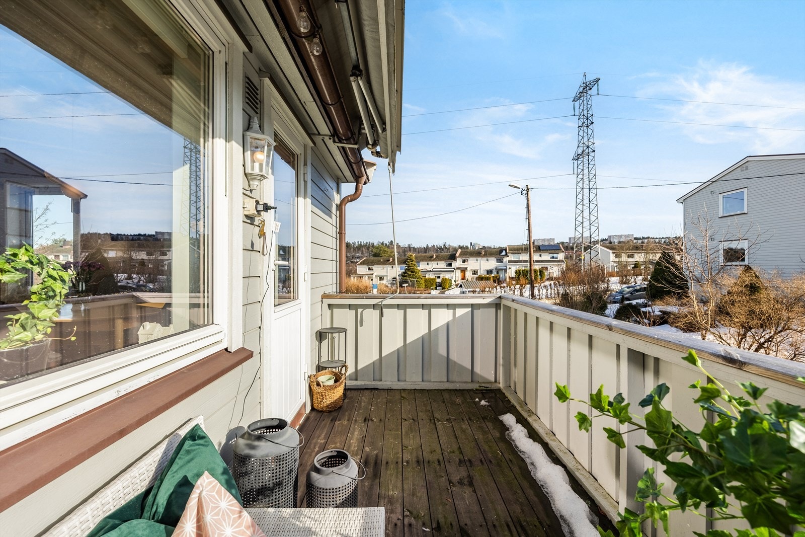 Den vestvendte balkongen har god plass til en sittegruppe. Galleribilde