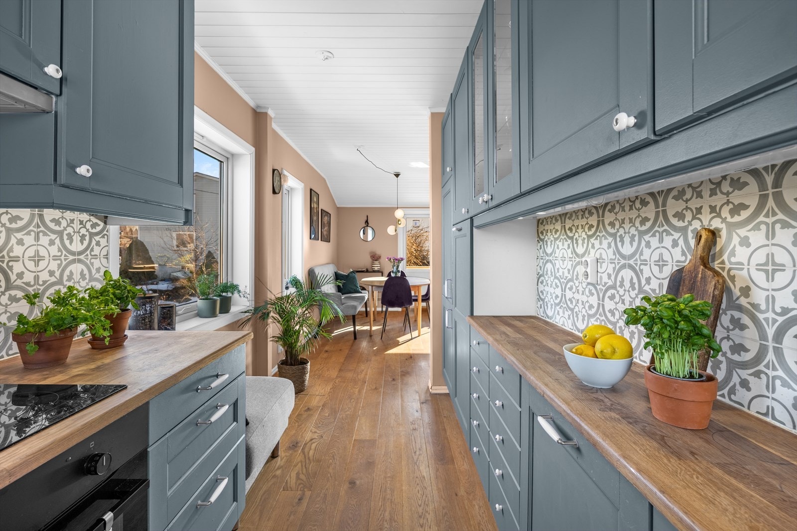 Det er lagt fliser på veggen over benkeplaten. Galleribilde