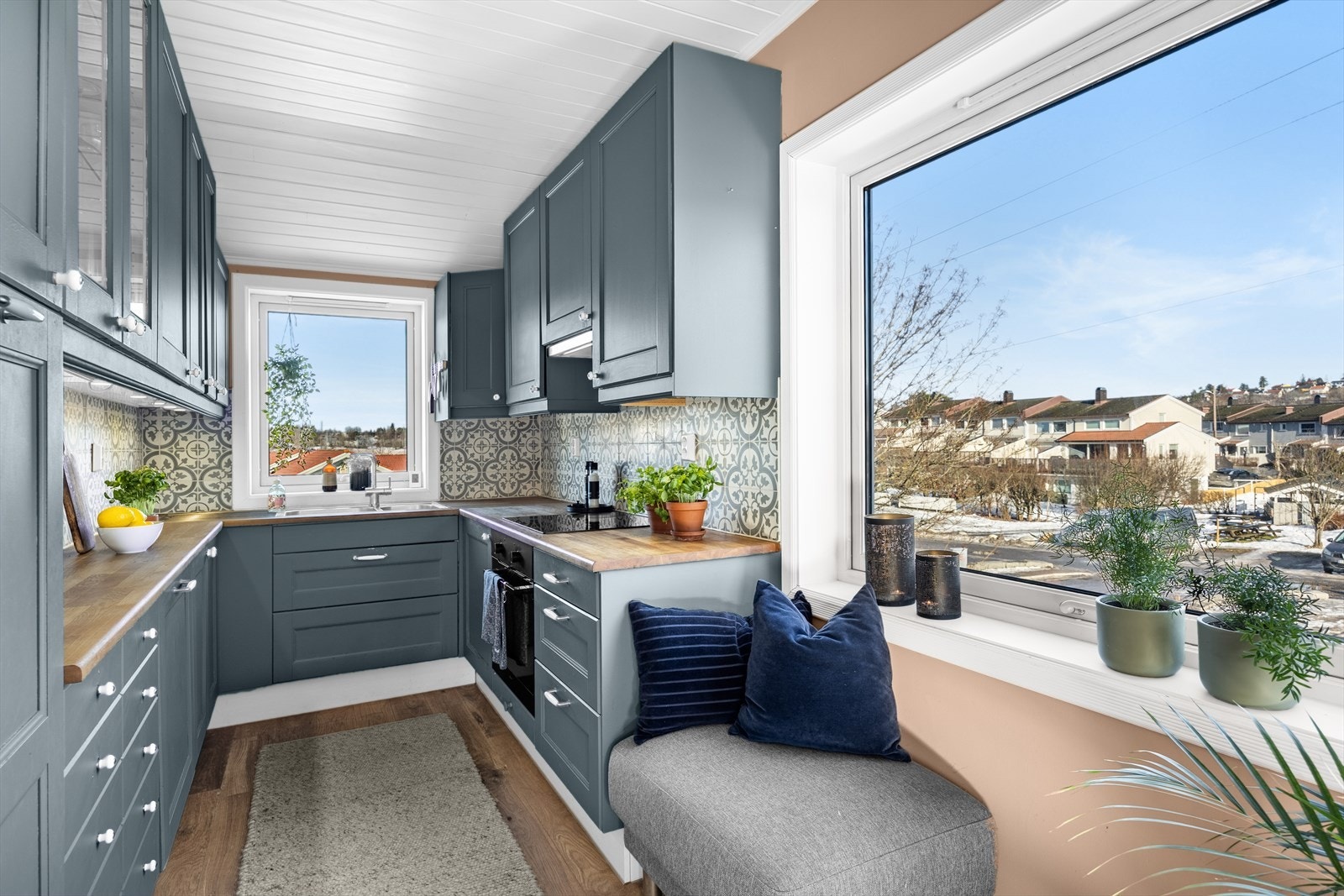 Kjøkkenet ble oppgradert i 2012 og har en pen innredning med benkeplate i heltre. Galleribilde