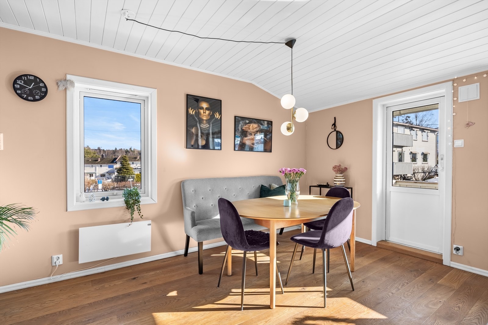 De store vindusflatene sørger for rikelig med naturlig lys og en luftig romfølelse. Galleribilde