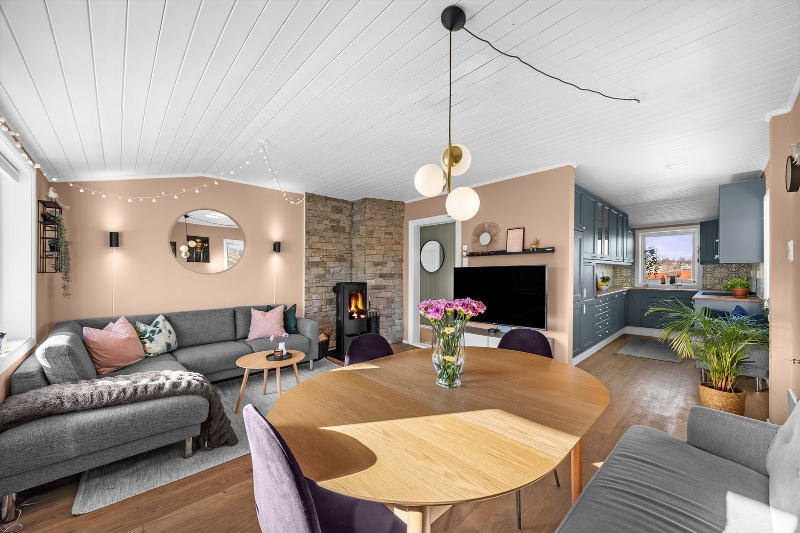 Velkommen til Svaneveien 12! Dette er en innbydende 4-roms selveierleilighet med en attraktiv beliggenhet i 2. etasje av en firemannsbolig. Galleribilde