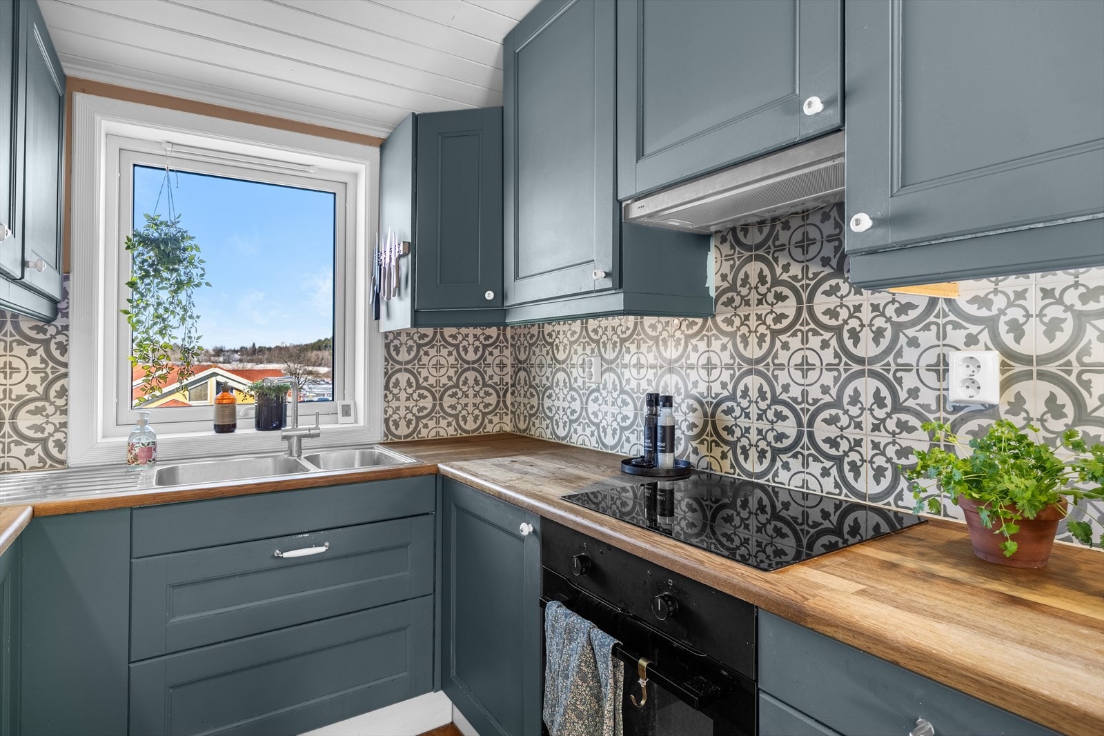 Innredningen består av profilerte, malte fronter. Enkelte overskap er elegant utstyrt med glassfronter. Galleribilde