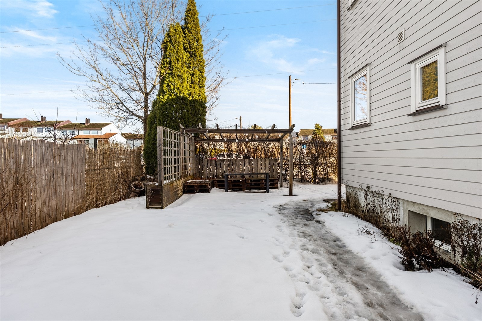 Denne seksjonen disponerer en egen hageparsell på uteområdet rundt firemannsboligen. Galleribilde