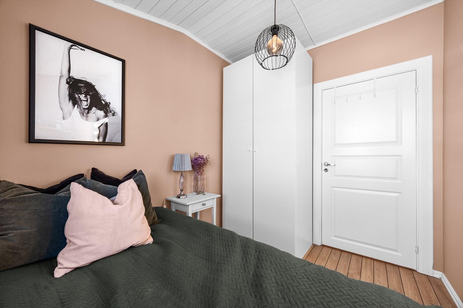 To av rommene er utstyrt med hver sin garderobeløsning. Galleribilde