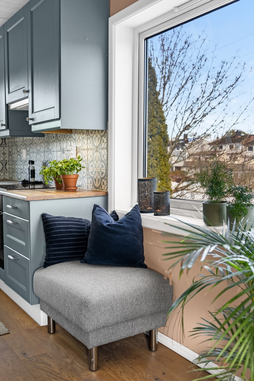 Store vindusflater gir godt med naturlig lys inn på kjøkkenet. Galleribilde