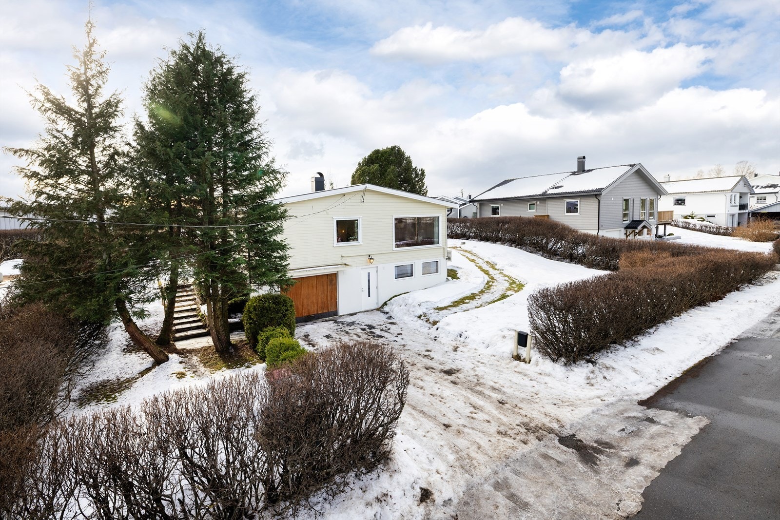 Både barnehage, barneskole, togstasjon, buss og nyere, moderne Kiwi-butikk ligger i kort gangavstand fra eiendommen. Galleribilde