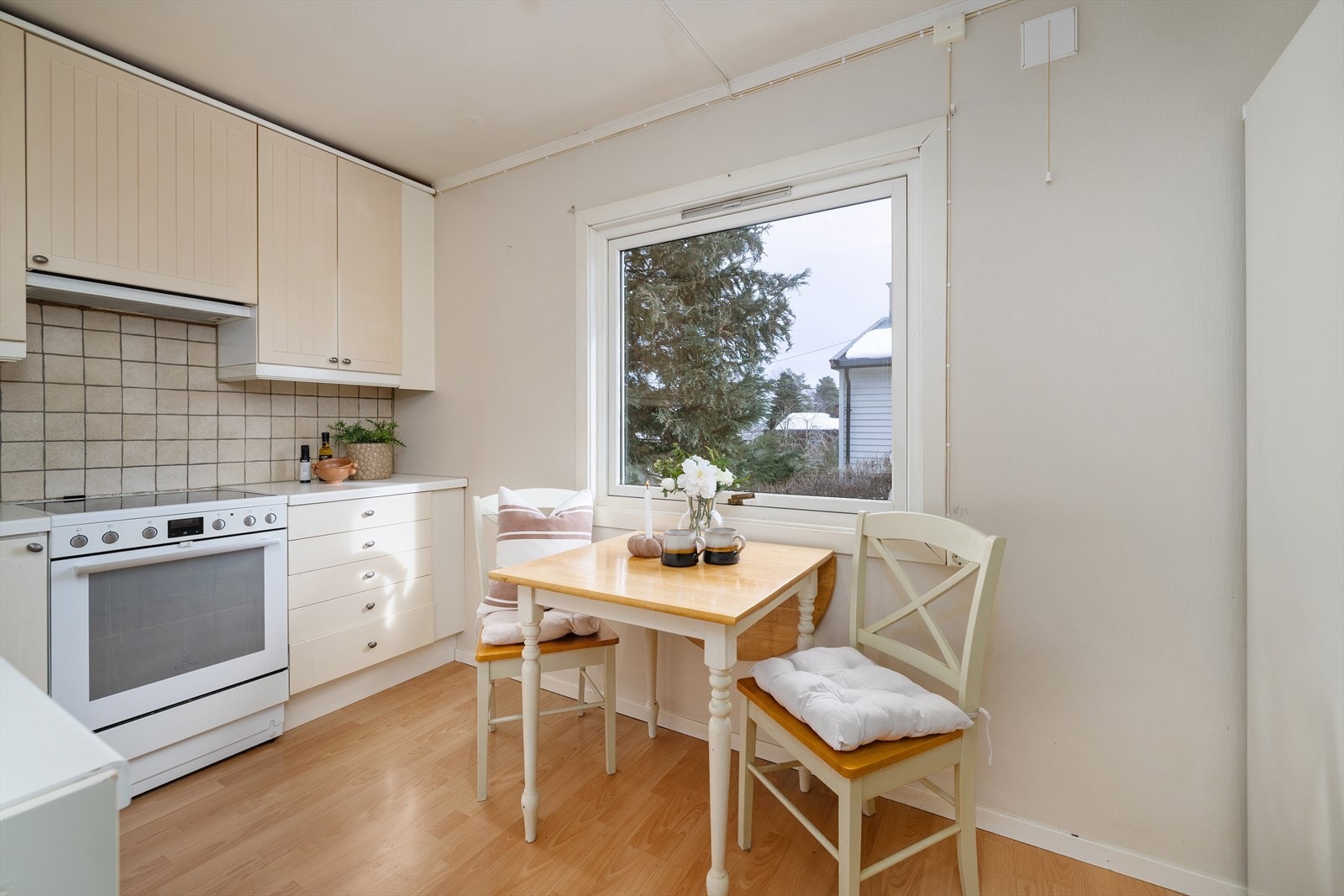 Kjøkkenet har innredning med profilerte fronter (Ikea). Benkeplaten er av laminat med stålkum. Fliser over benk. Opplegg til oppvaskmaskin. Det er kjøkkenventilator med avtrekk ut. Galleribilde