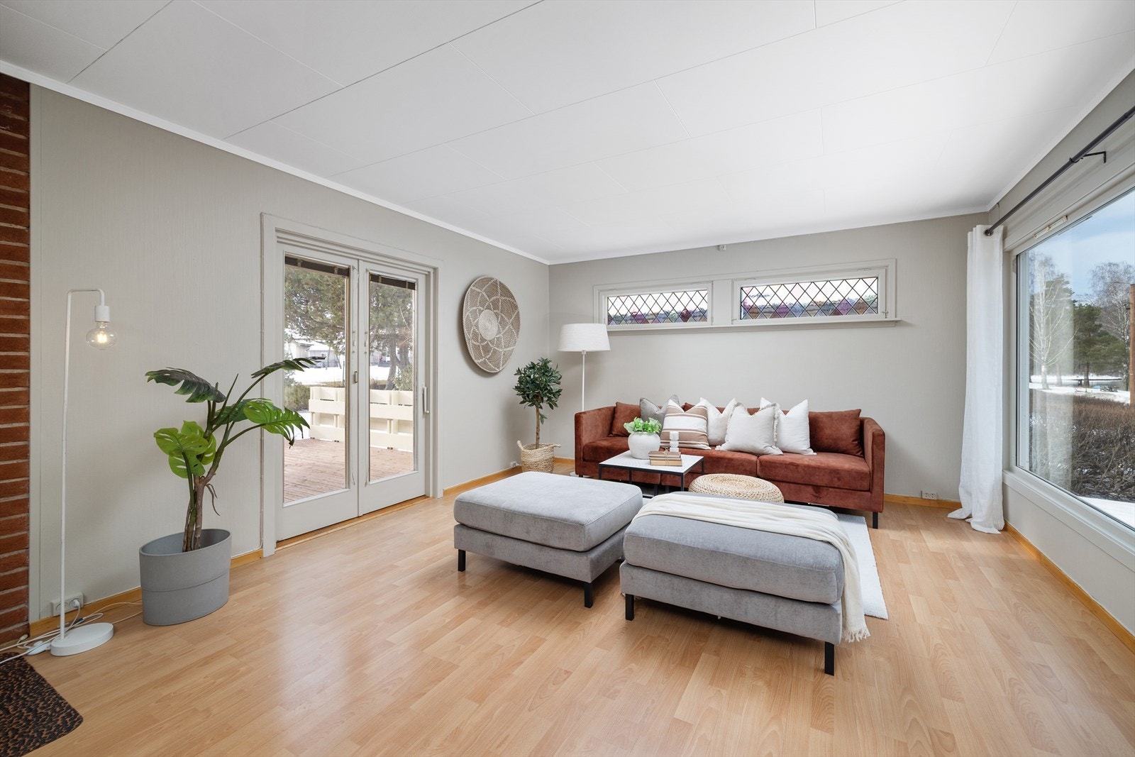 Stuen har gode møbleringsmuligheter med god plass til både sofakrok og spisebord. Galleribilde