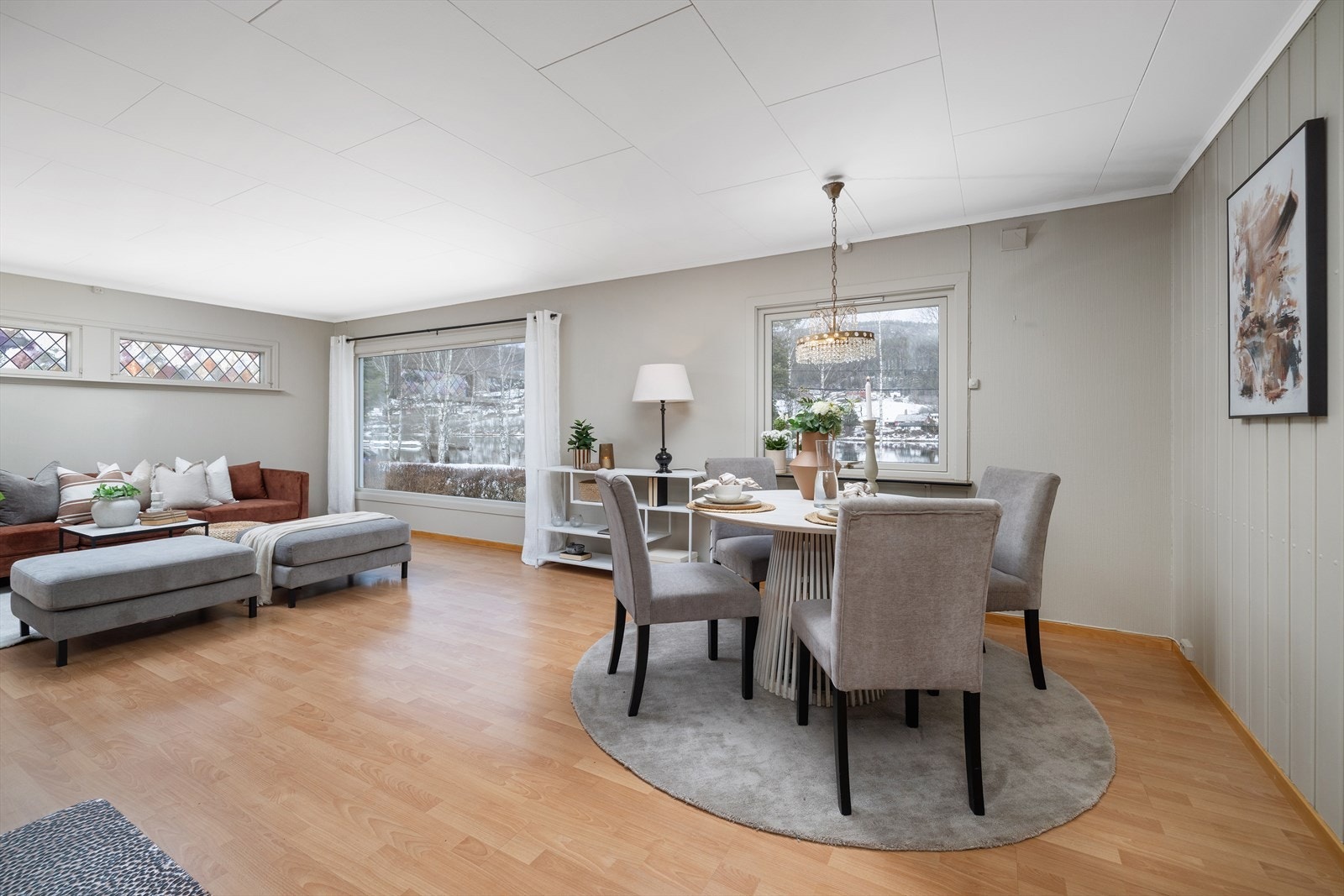 Bygget bærer preg av alder, men taket ble skiftet i 2024. Nesten alle innvendige overflater, vegger og tak er nymalt. Galleribilde