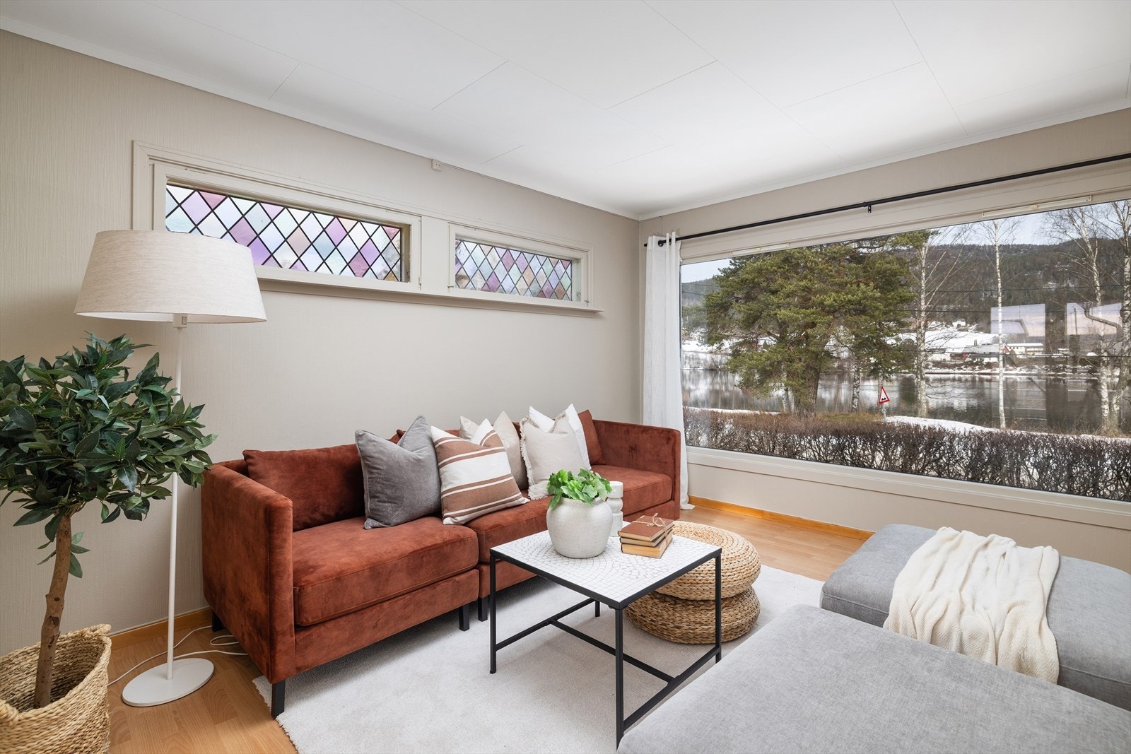 Stuen er romslig og lys med parkett på gulv og trepanel på vegg. Galleribilde