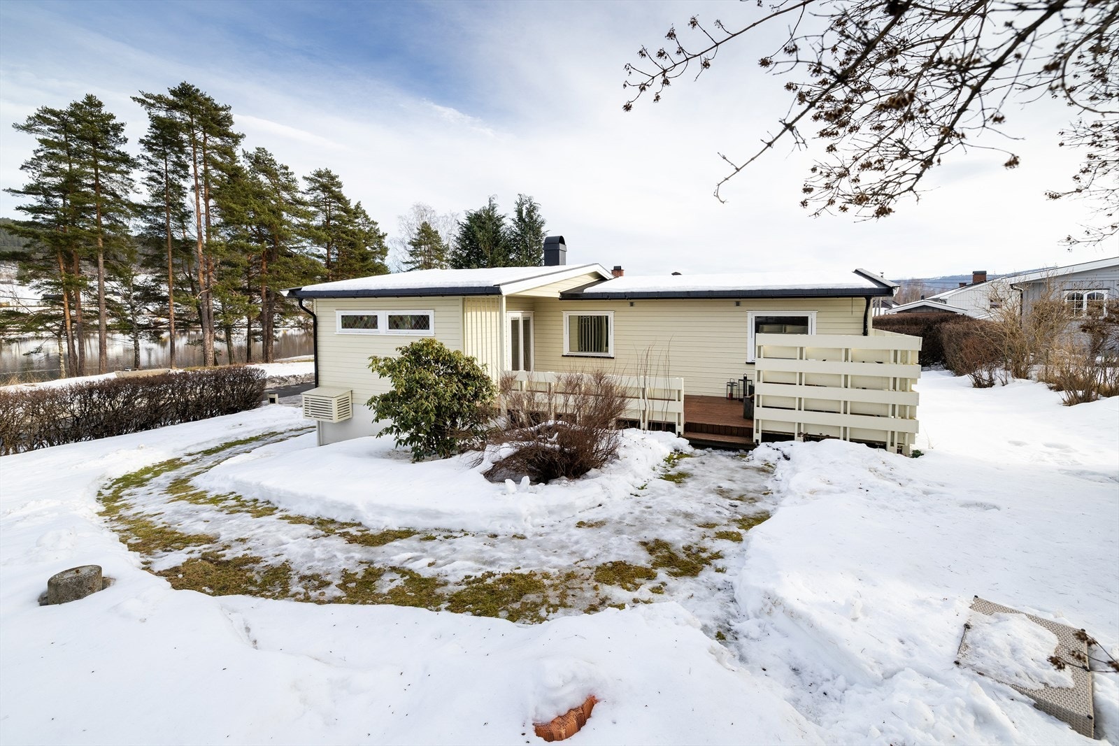 Velholdt enebolig med oppussingsbehov - Parkmessig opparbeidet tomt med utsikt ut over Drammenselva - Integrert garasje! Galleribilde