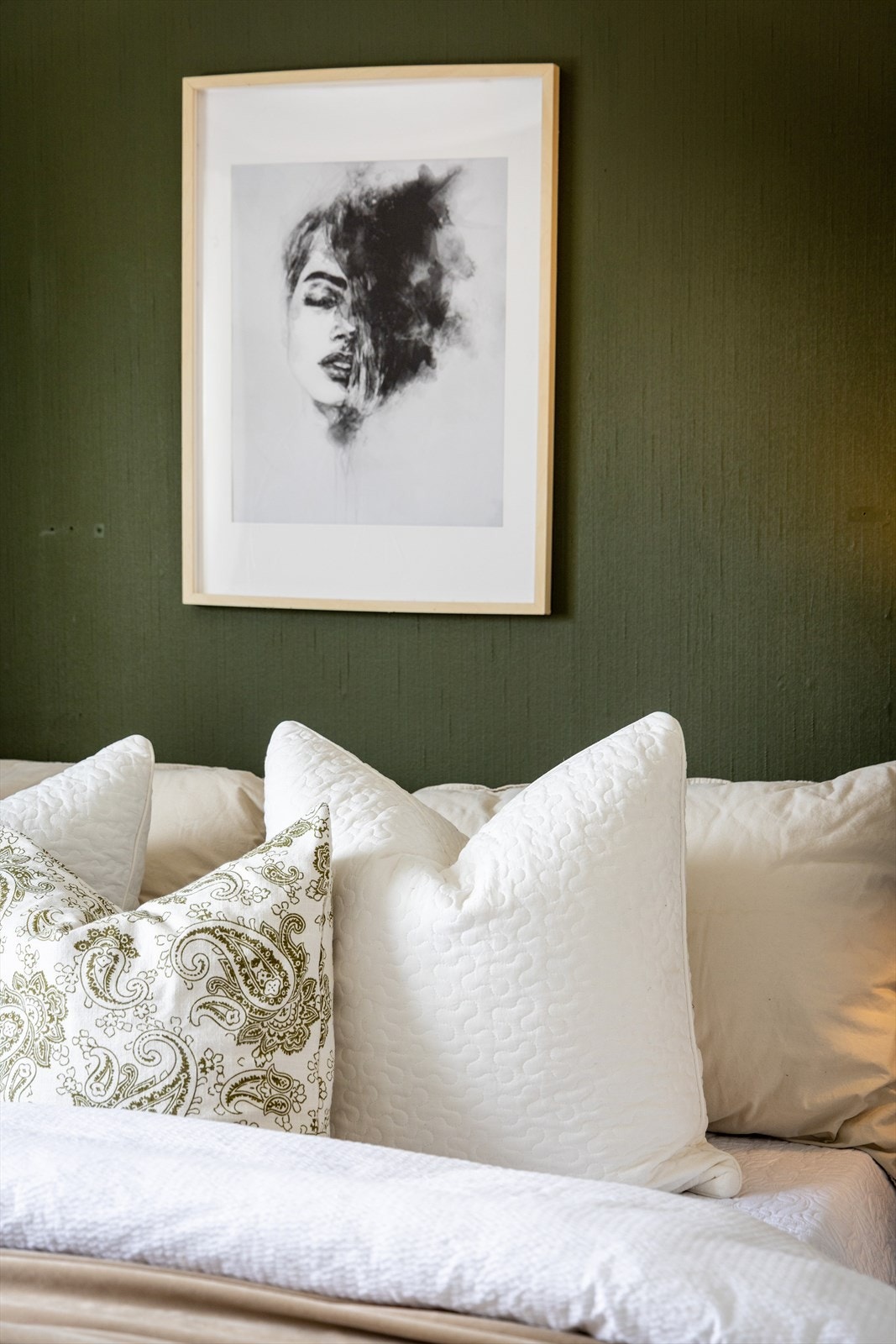 Rommet har plass til en stor dobbeltseng og er utstyrt med en romslig skyvedørsgarderobe. Galleribilde