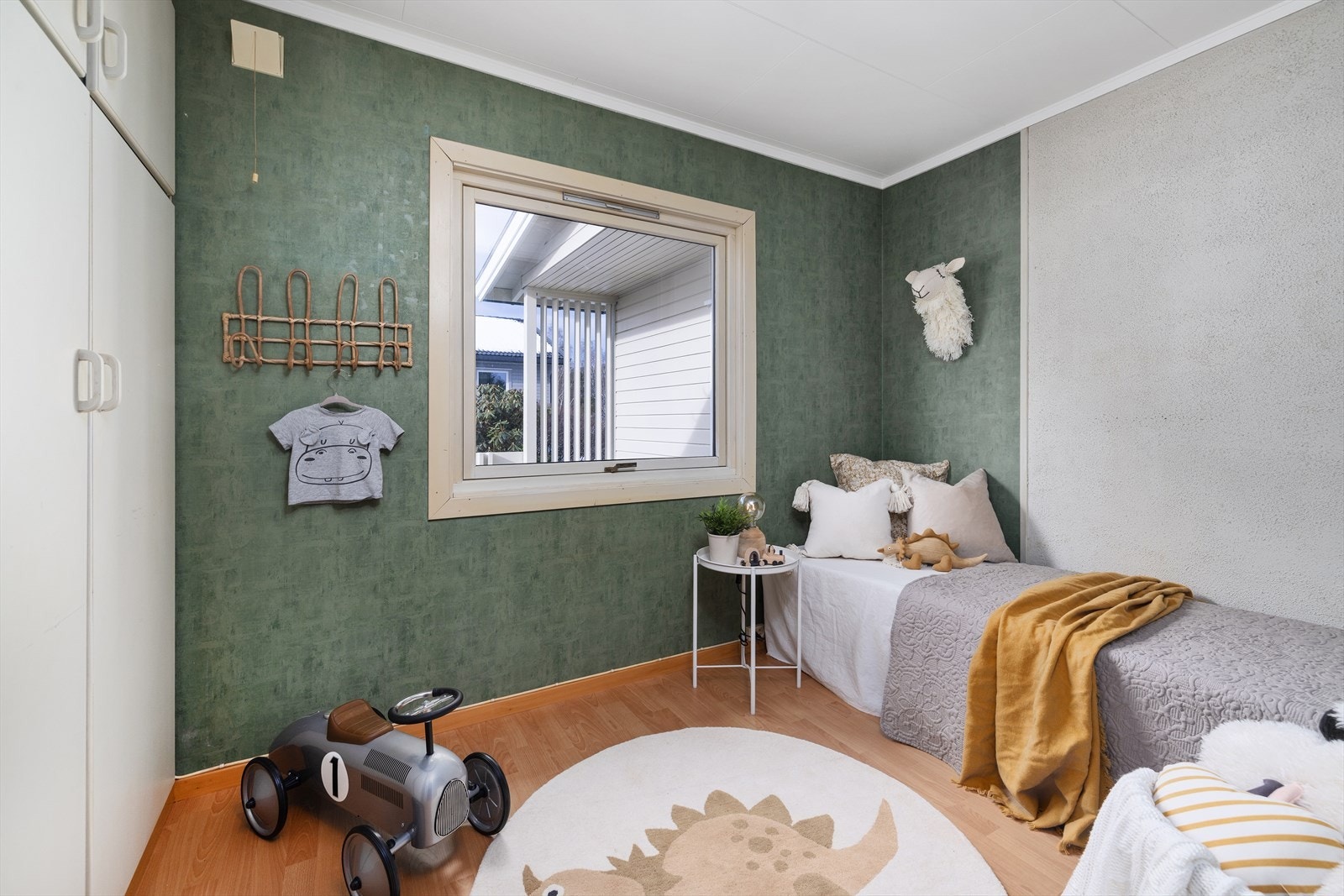 De andre soverommene er malt med delikate farger og har plass til seng, garderobeløsning og skrivepult. Galleribilde