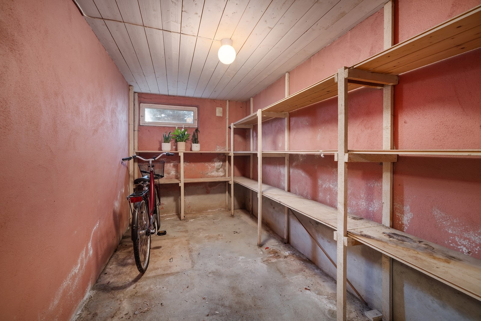 Det er påvist noe fukt i vegger og gulv i kjeller. Dette skyldes manglende fuktsikring og isolering av vegger og gulv. Galleribilde