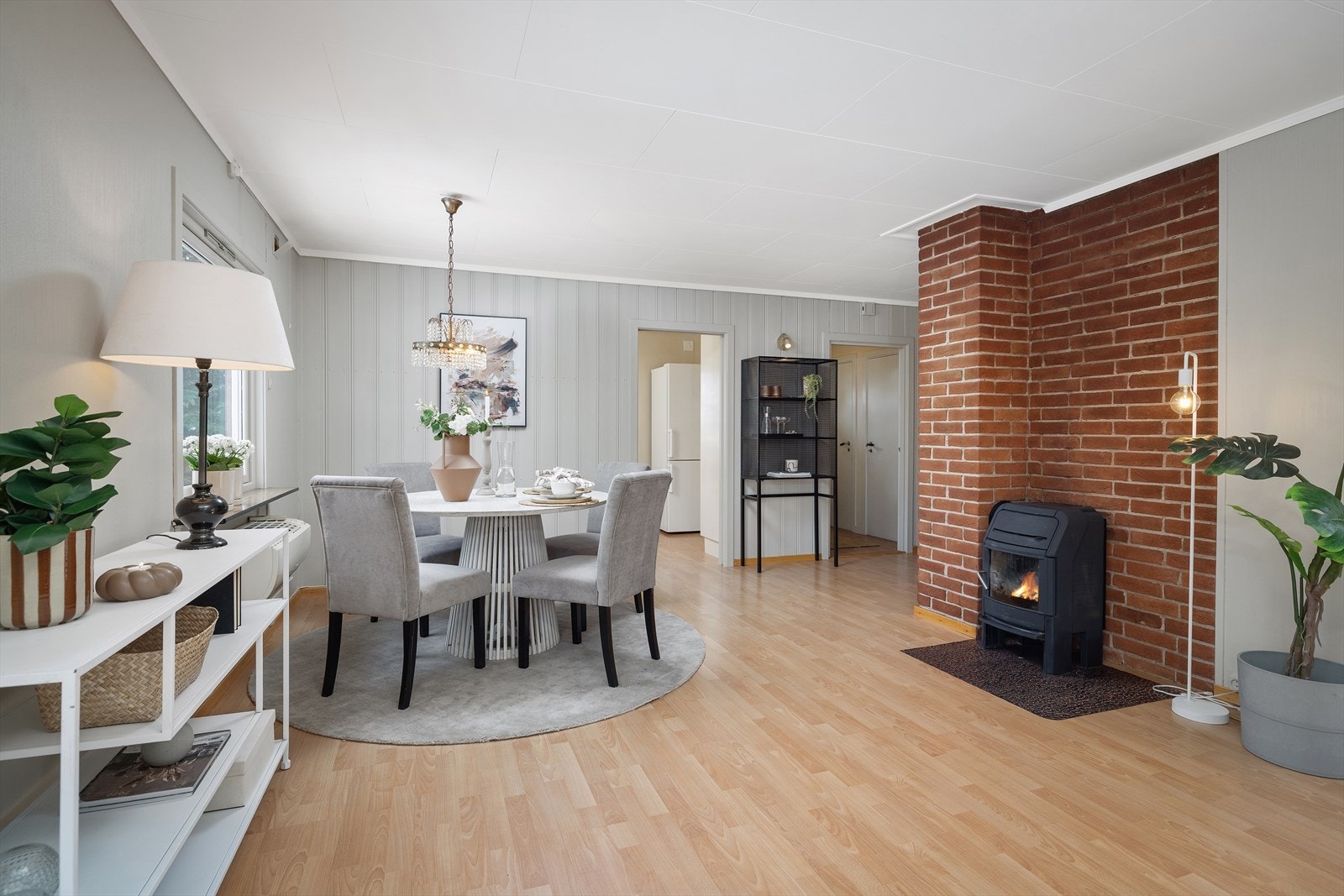 Det er montert en klassisk vedovn i stuen. Galleribilde