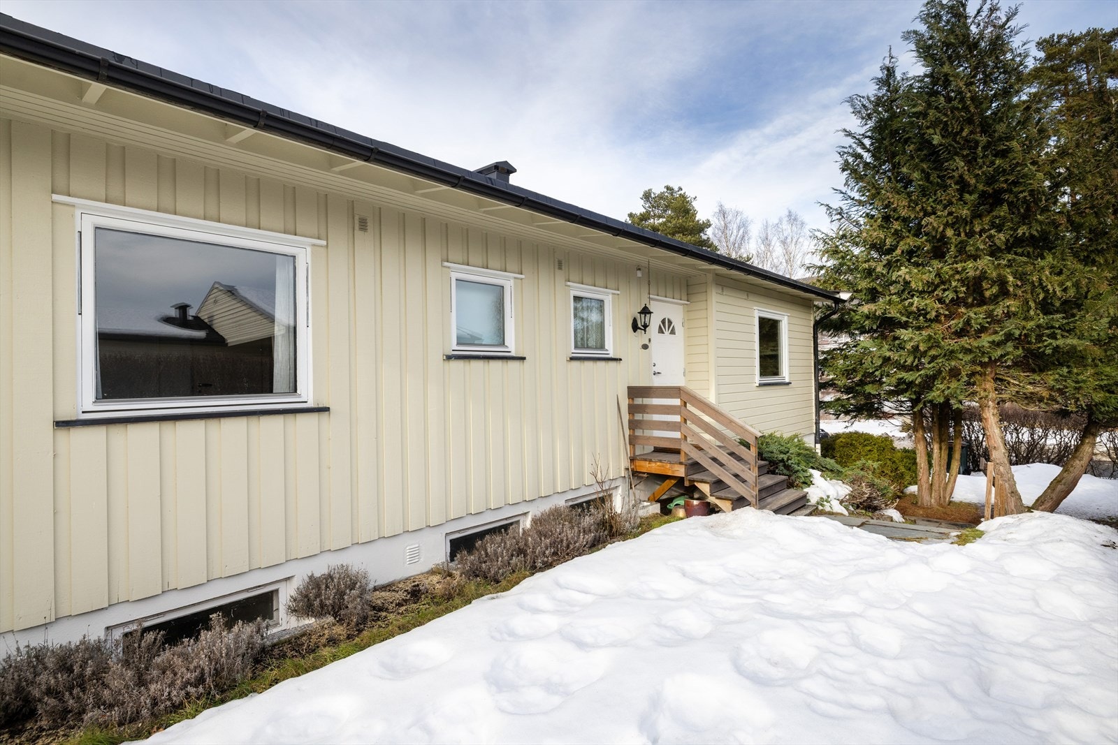 Eiendommen har en pent opparbeidet hage med flere alternative uteplasser som har gode solforhold. Galleribilde