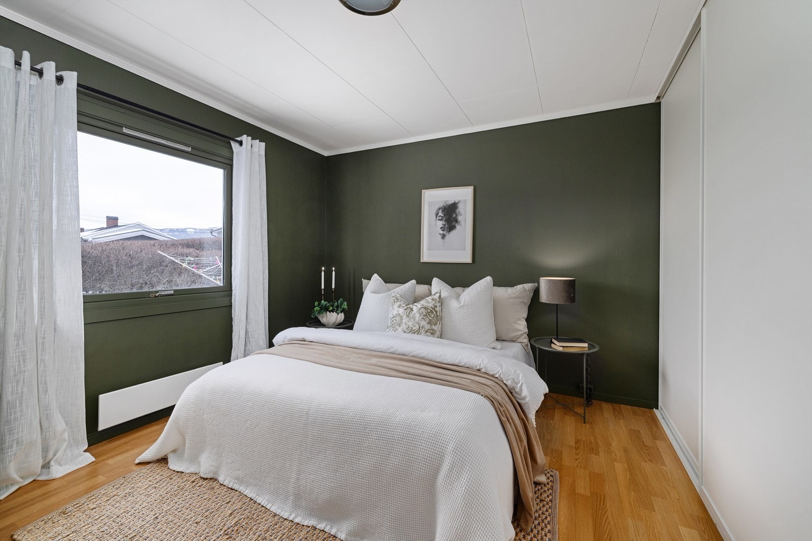 Hovedsoverommet gir et elegant og moderne inntrykk malt i en dempet grlnntone som skaper en lun og avslappende atmosfære - perfekt for god nattesøvn. Galleribilde