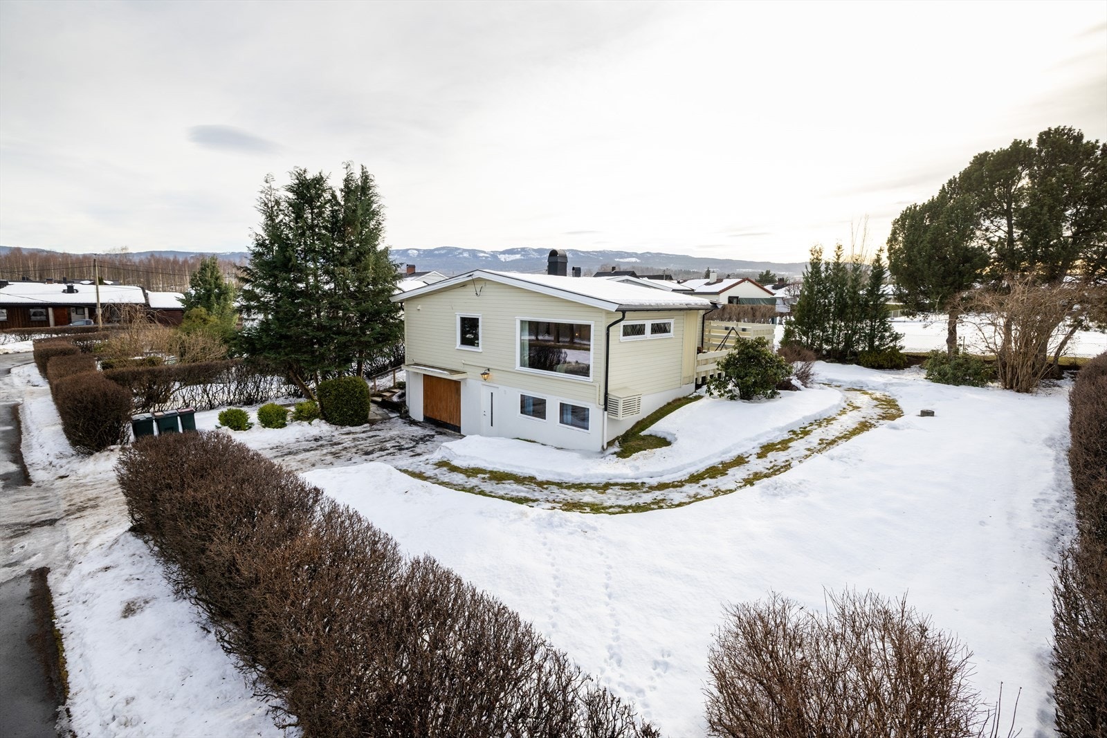 Eiendomsmegler Karianne Skogmo ønsker velkommen til Temtemoveien 31! Fotograf: Normann Foto AS. Galleribilde