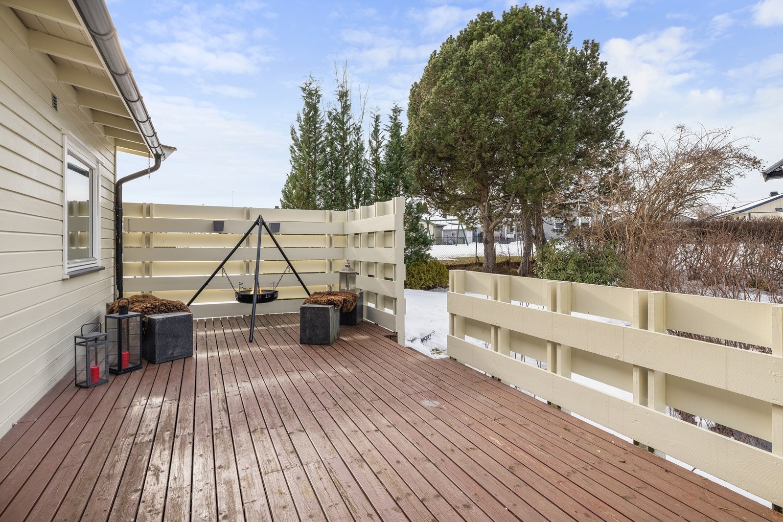 Fra stuen er det utgang til en romslig terrasse som kan fint møbleres med utemøblement. Galleribilde