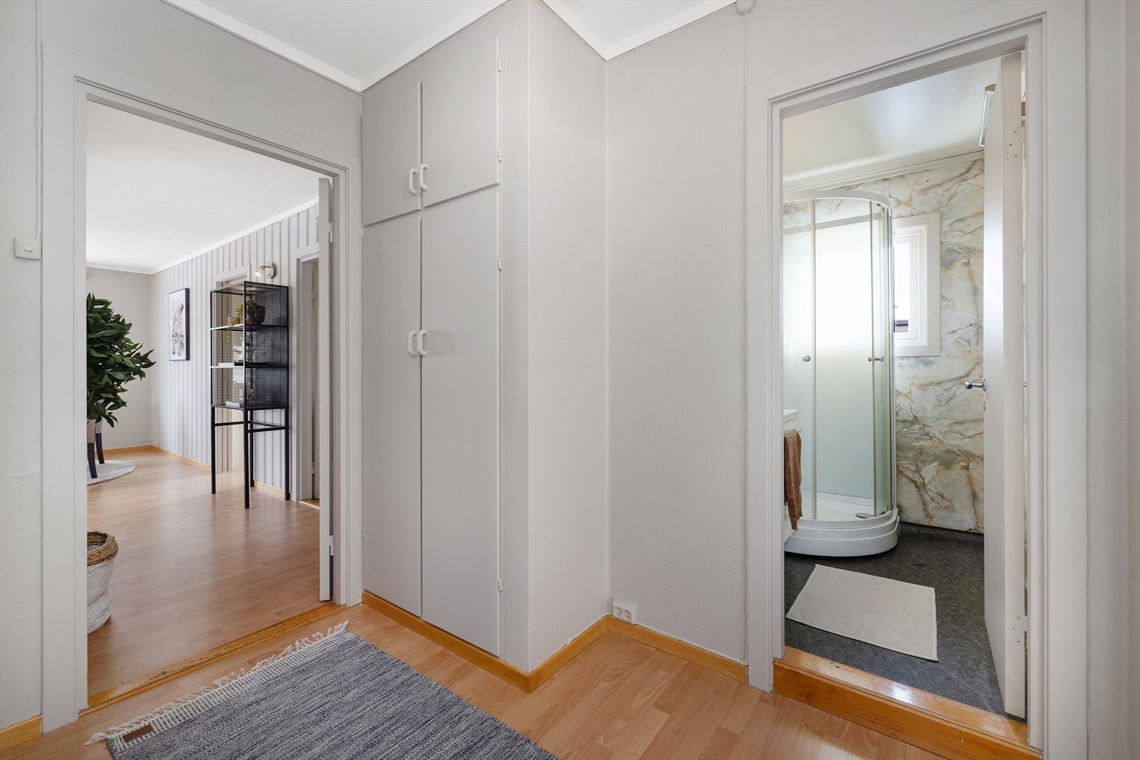 Denne sjarmerende eldre boligen byr på unike muligheter for den som ønsker å pusse opp og skape sitt drømmehjem. Galleribilde