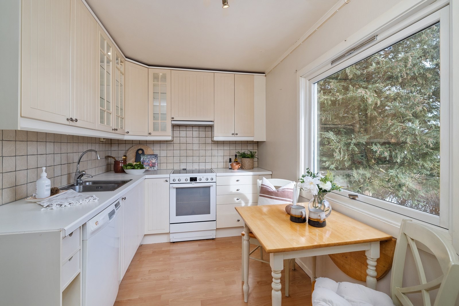 Det er rom for en hyggelig sittegruppe på kjøkkenet, der en kan sitte å nyte frokosten. Galleribilde