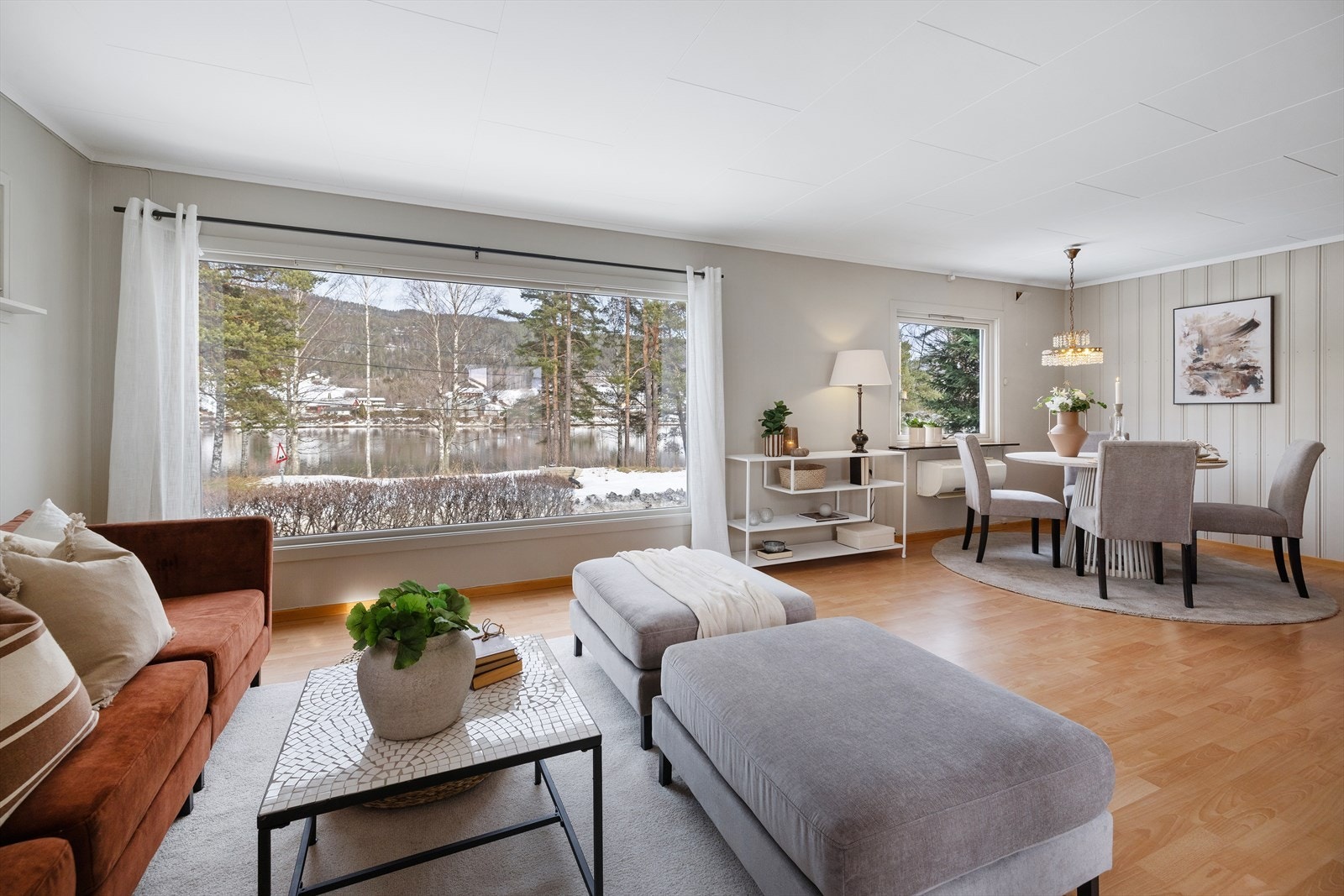 Store vinduer ut mot Drammenselva, skaper et fint naturlig lys inn. Galleribilde