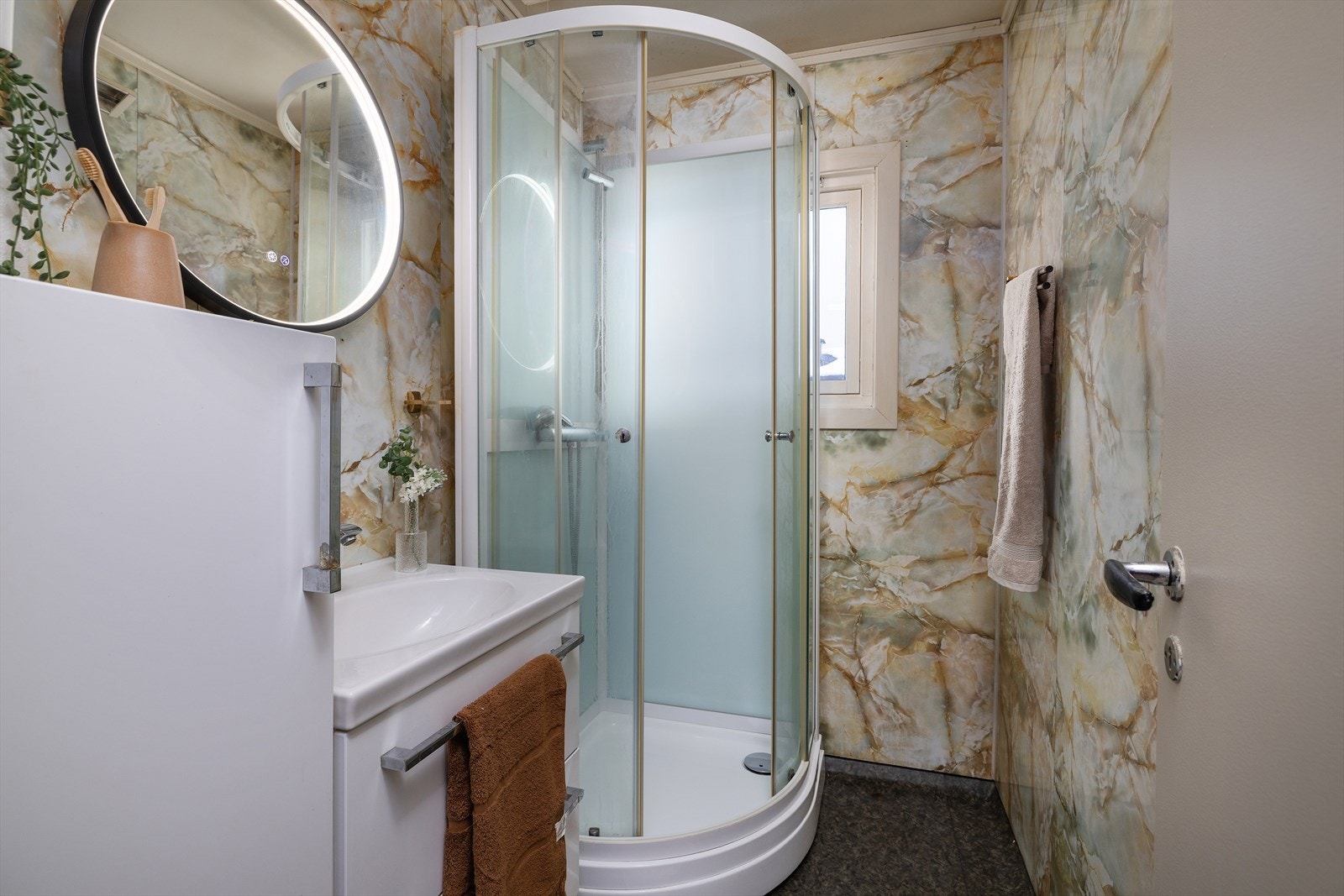 Eldre bad som må oppgraderes for å tåle dagens standard. Montert servant med servantskap og dusjkabinett. Galleribilde