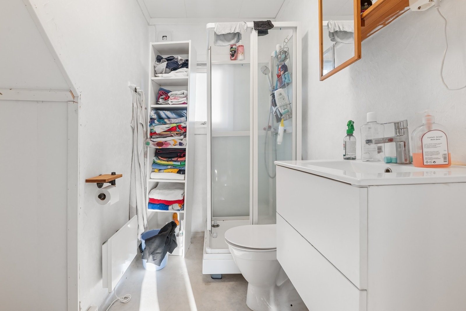 Bad innredet med dusjkabinet, servant og WC. Galleribilde
