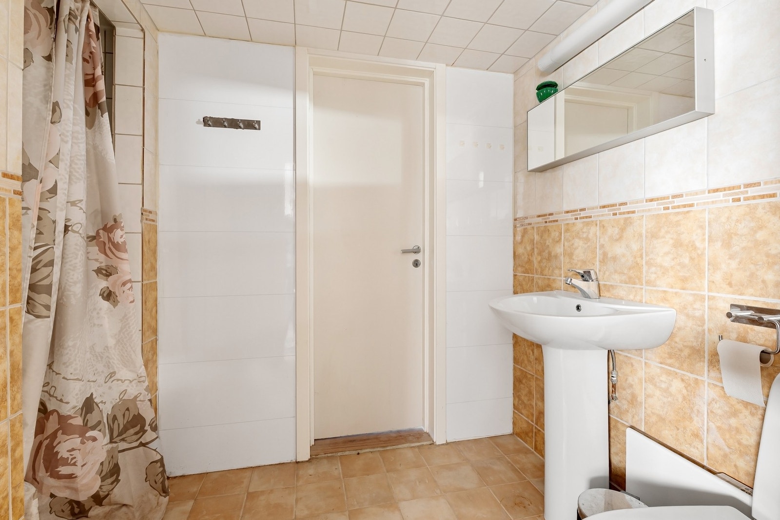 Bad i kjeller innredet med servant, wc og dusj. Galleribilde