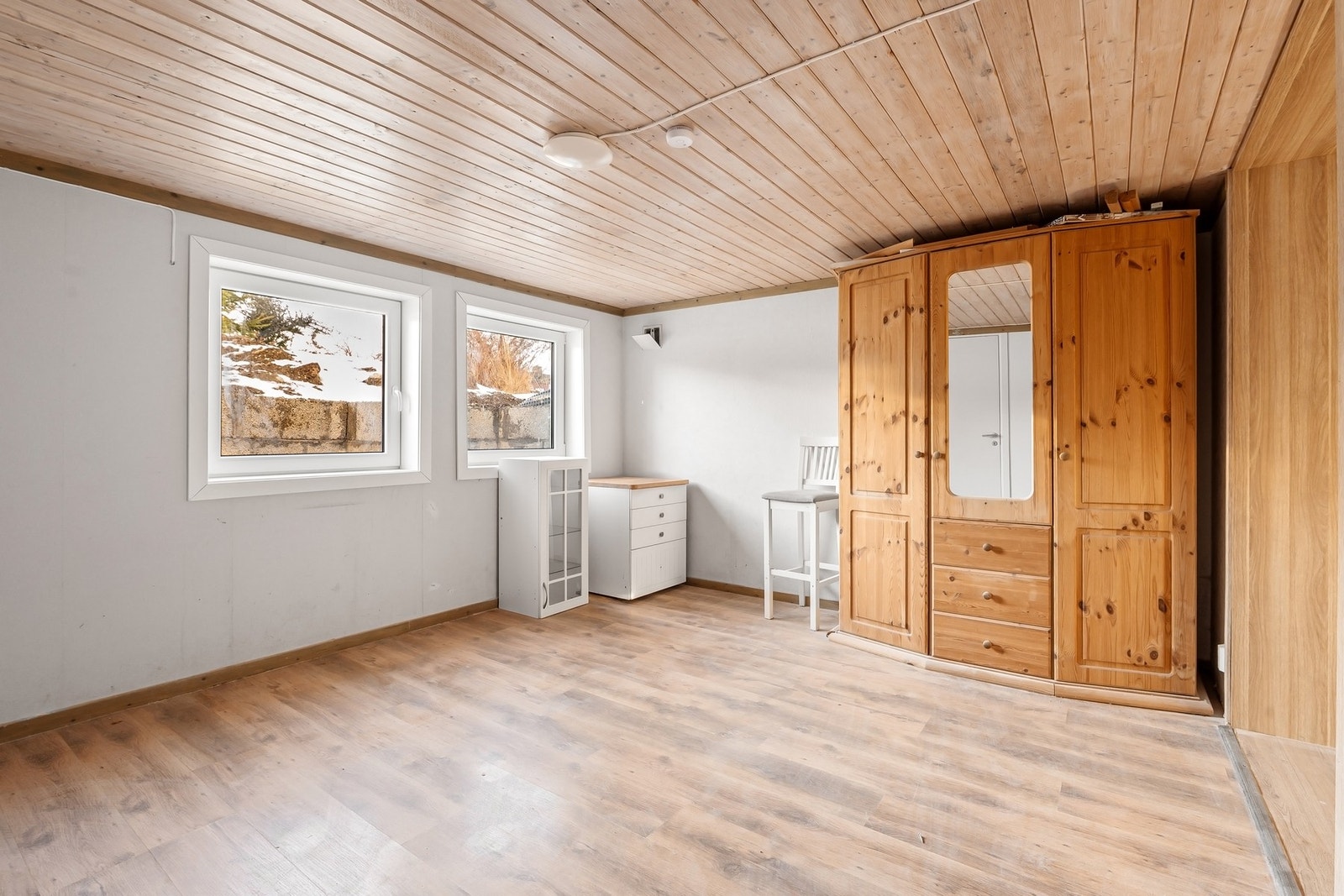 Kjellerstuen har store vinduer som slipper inn mye naturlig lys. Galleribilde