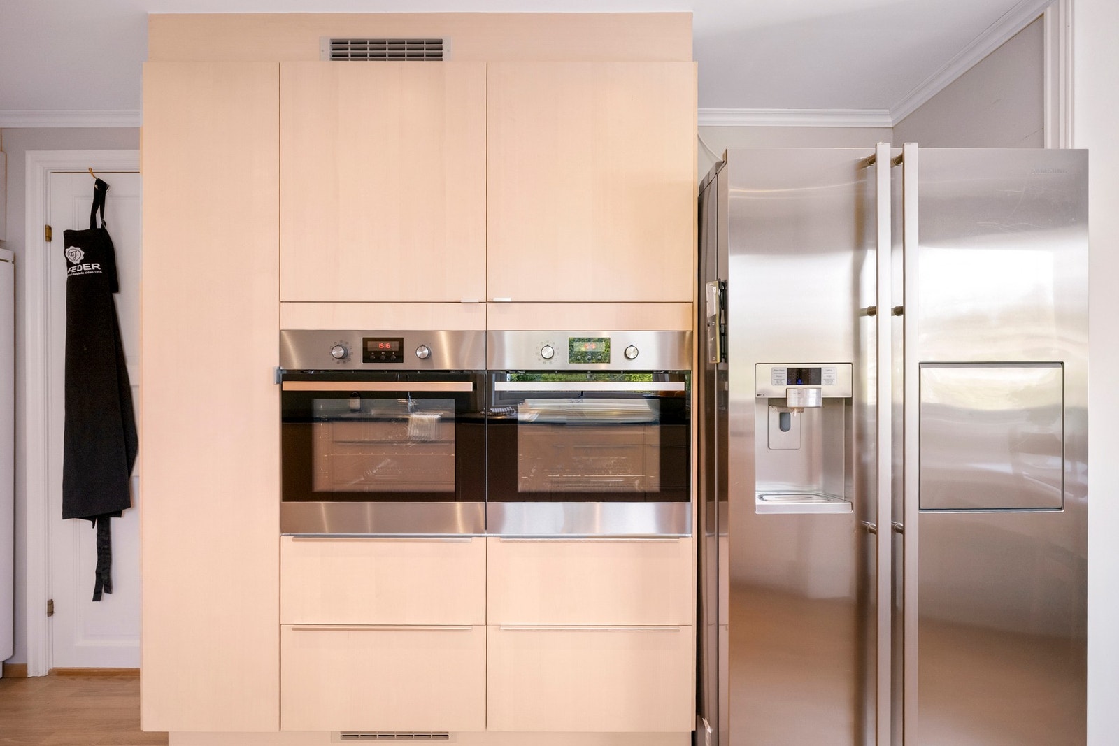 Kjøkkenet er godt utstyrt med induksjonstopp, to stekeovner og amerikansk kjøleskap, noe som gir gode forutsetninger for både matlaging og sosiale sammenkomster. Galleribilde