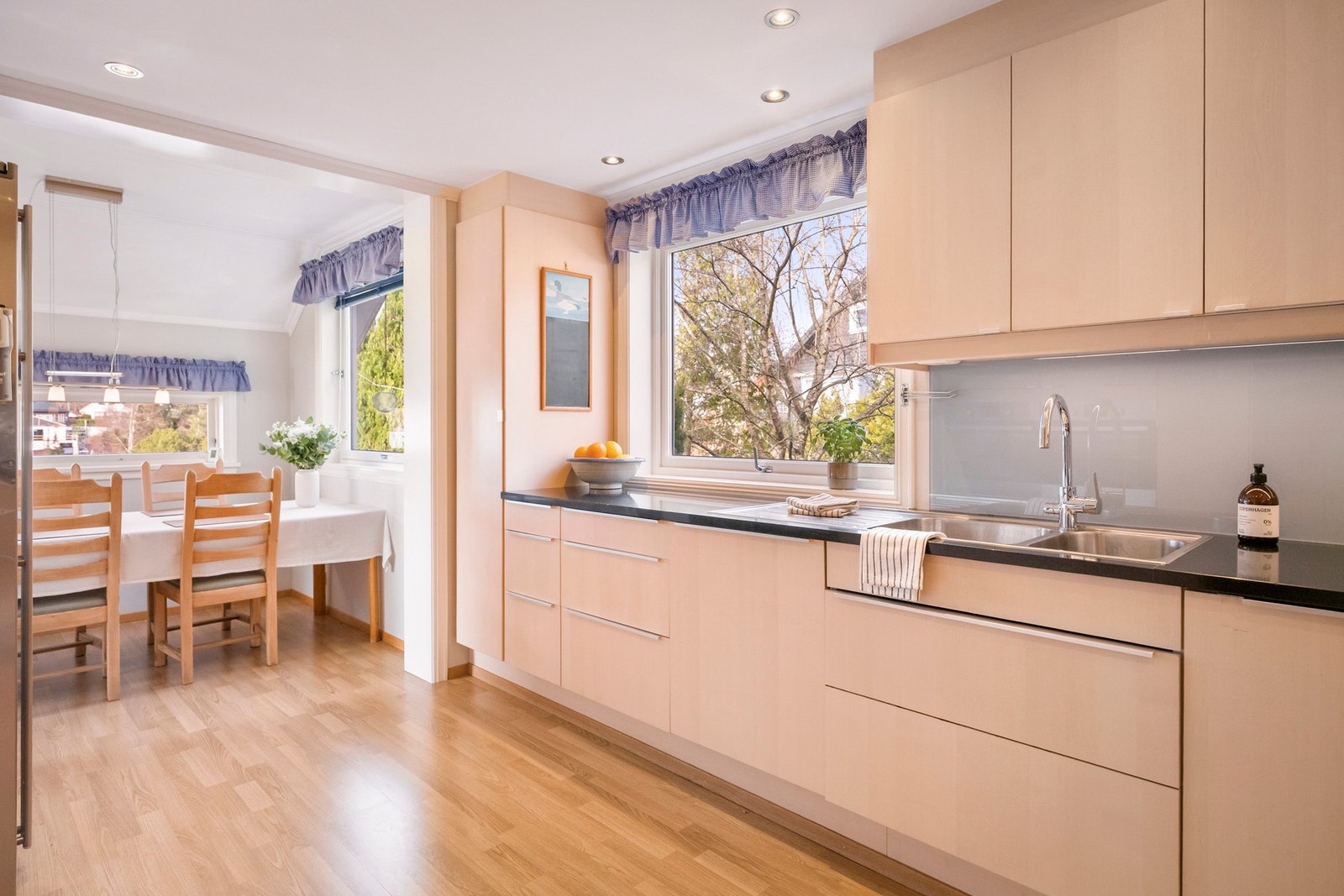 De rene frontene og de gode arbeidsflatene gir et ryddig uttrykk og gjør rommet både praktisk og lett å holde ved like. Galleribilde