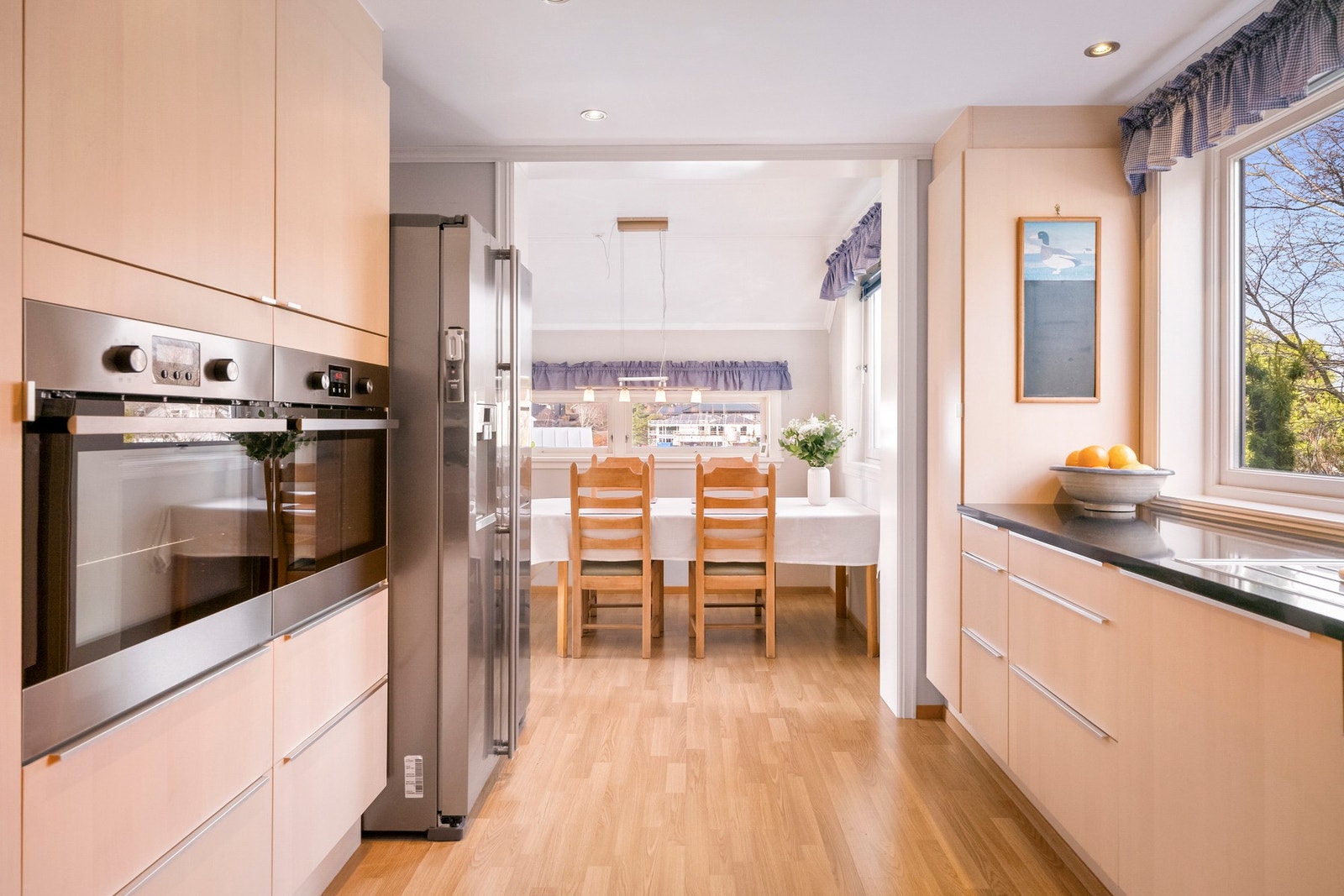 Kjøkkenet ligger i naturlig tilknytning til en hyggelig spiseplass. Galleribilde