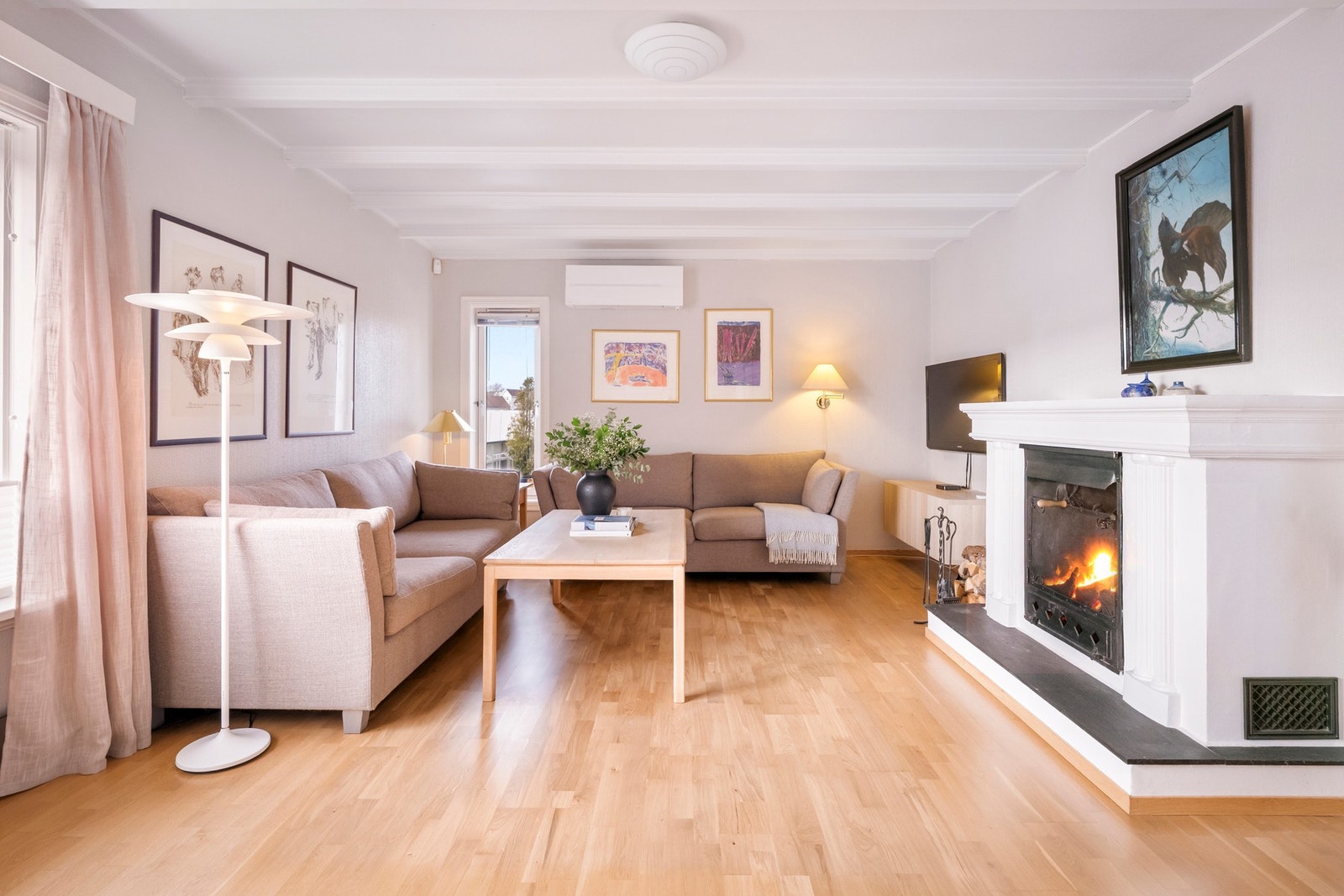 Stuen er romslig og innbydende med gode møbleringsmuligheter for både sofagruppe, lenestoler og eventuelle andre sitteplasser. Galleribilde